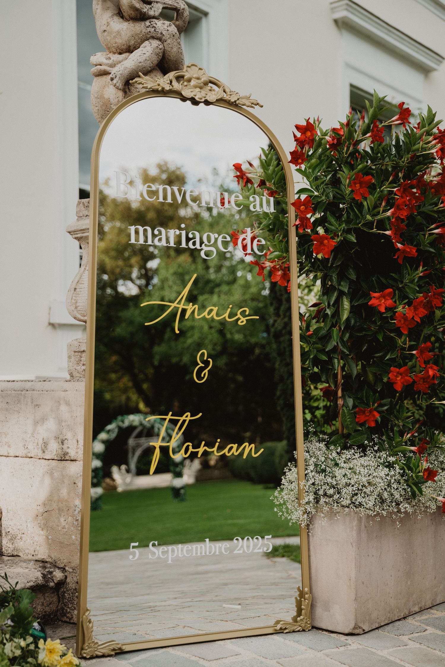 Panneau de bienvenue de mariage à cadre doré, orné de décorations florales et de texte.