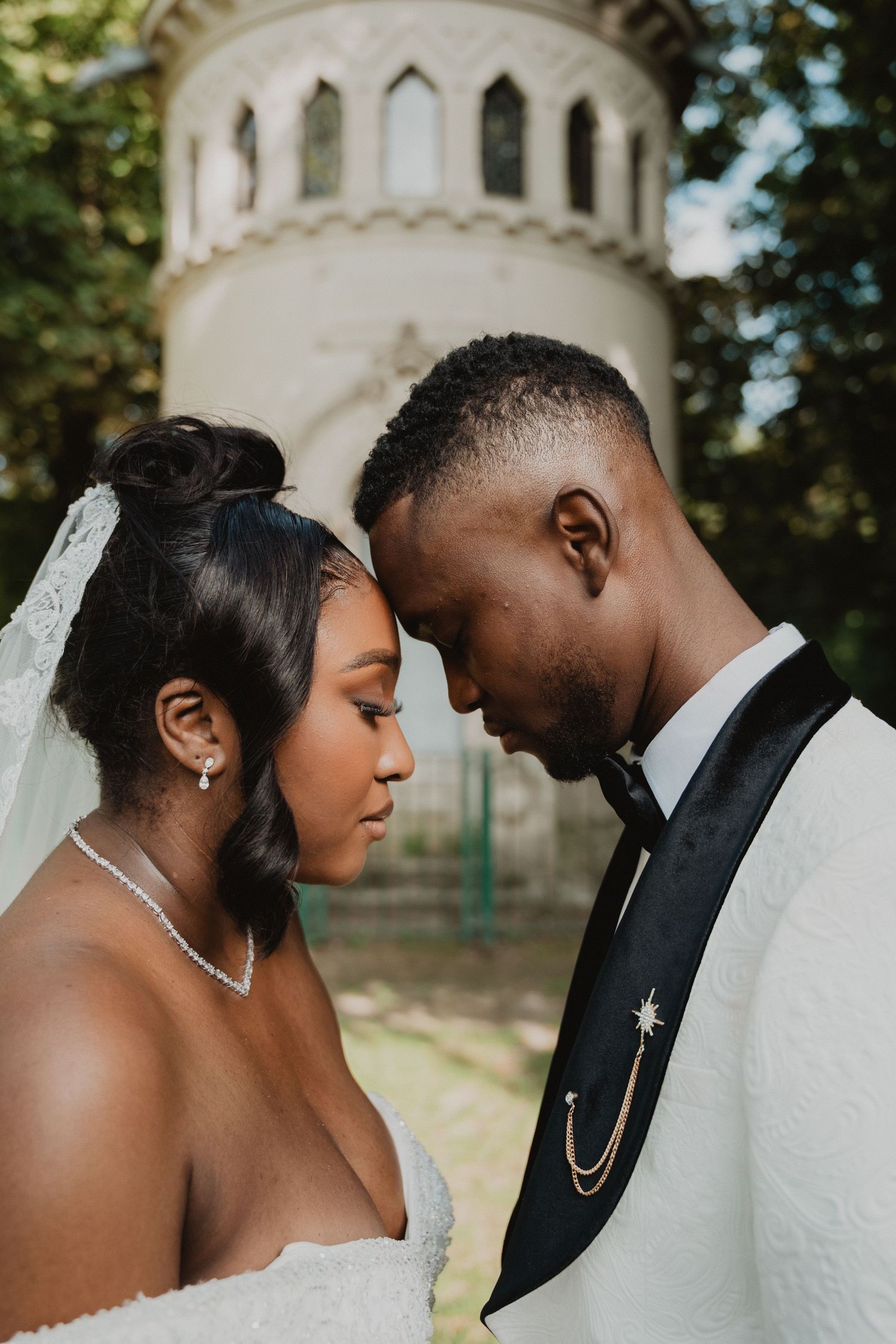 Séance photo de mariage intime dans un jardin extérieur.