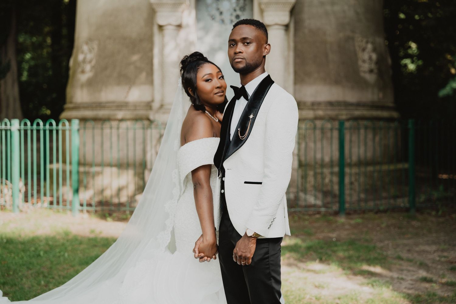 Portraits de mariage romantiques réalisés sur fond architectural.