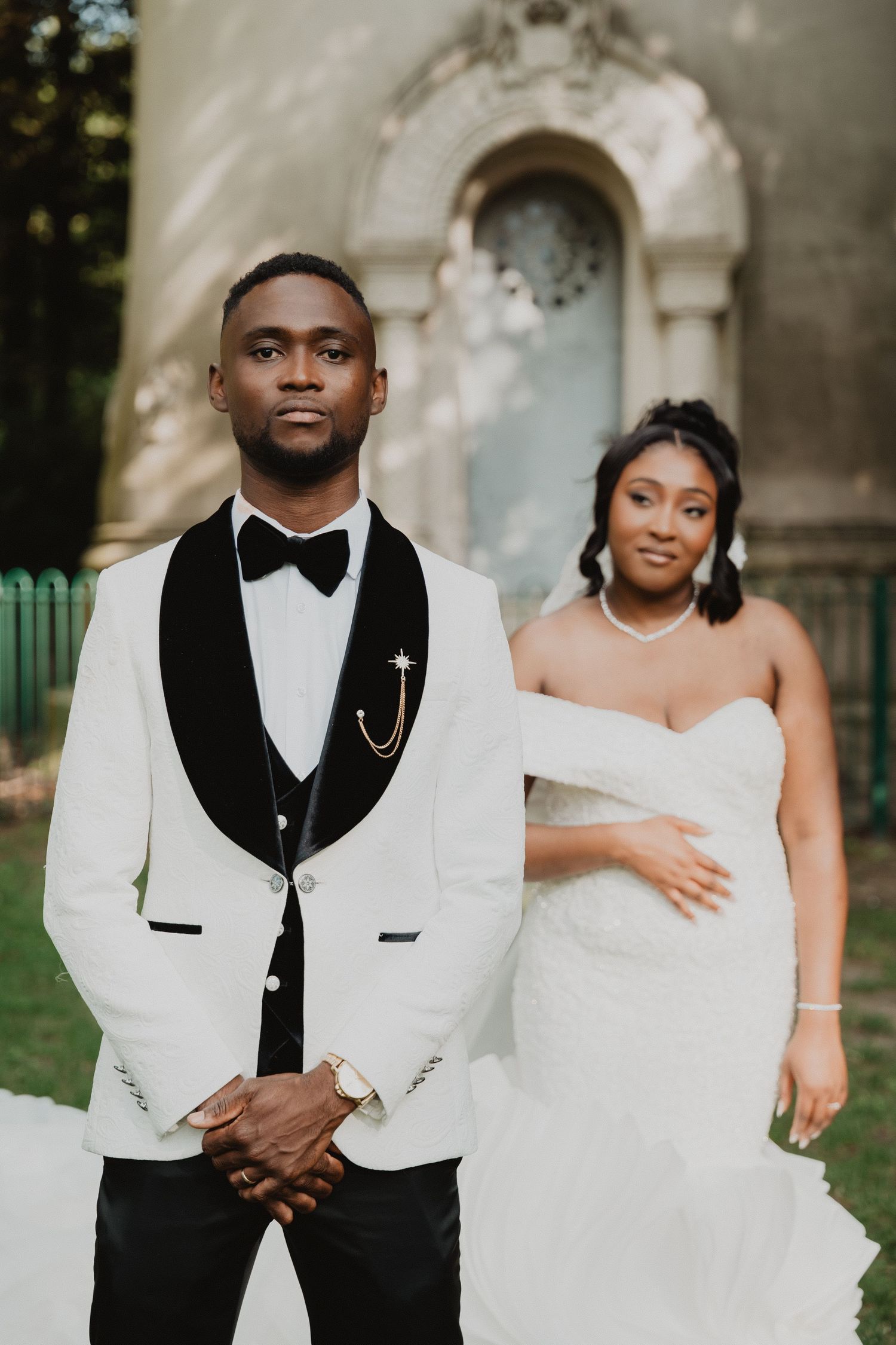 Un couple de jeunes mariés partage des moments tendres lors d'une séance photo en extérieur.