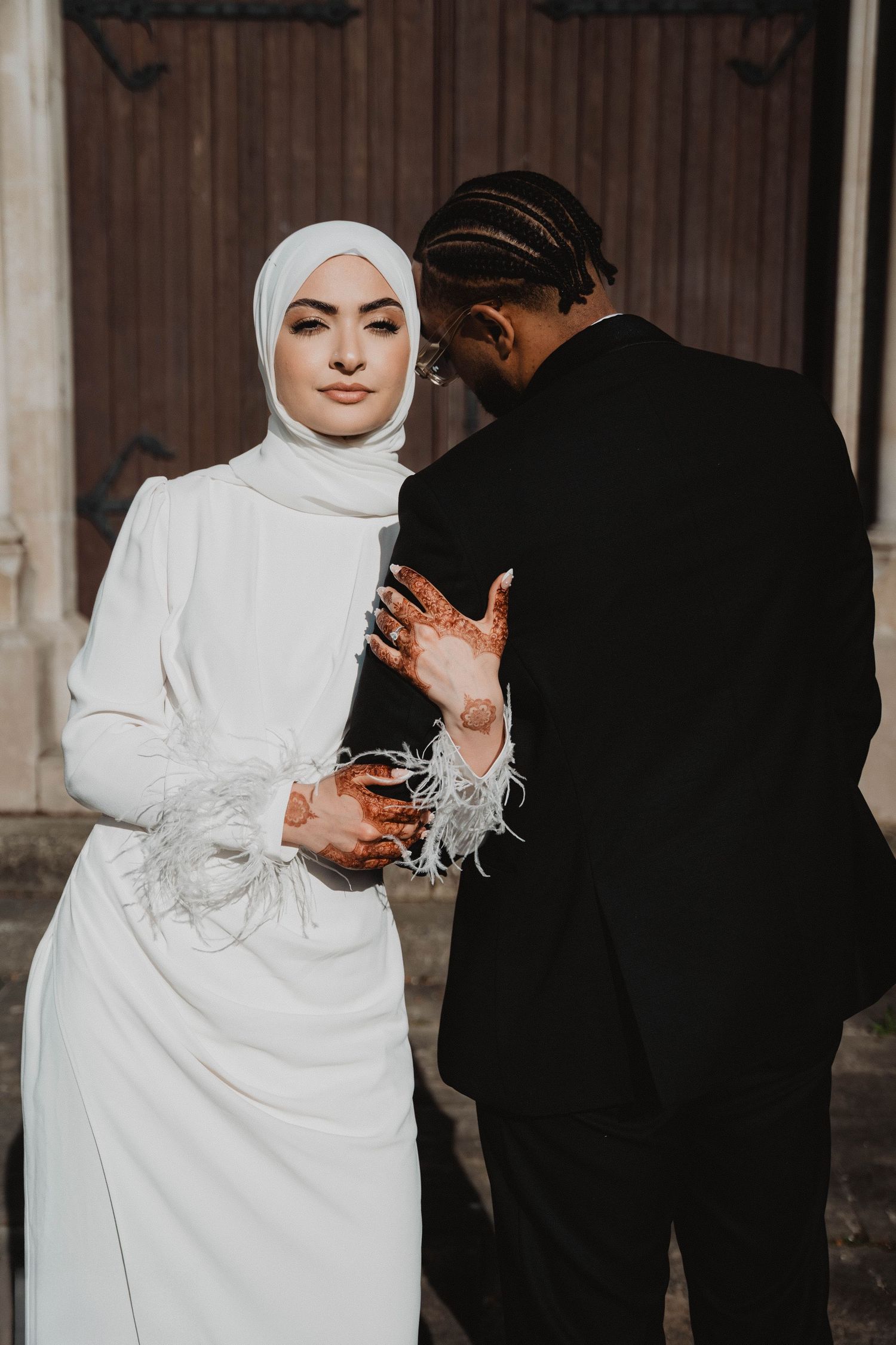 Un couple de mariés, elle en robe blanche et lui en costume noir, partageant des moments intimes en succession rapide.