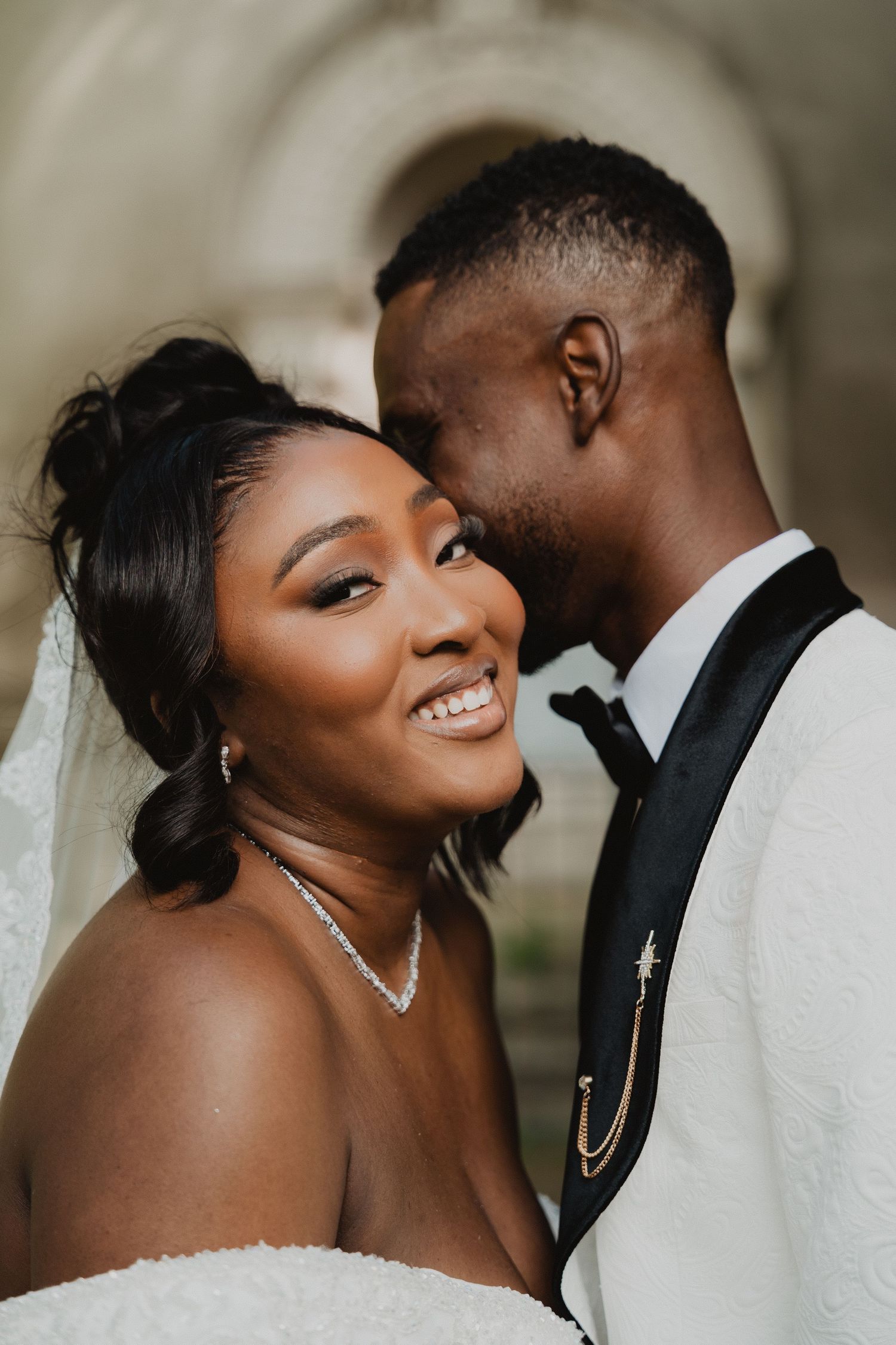 Portraits de mariage en gros plan capturant des moments intimes sur fond de pierre.