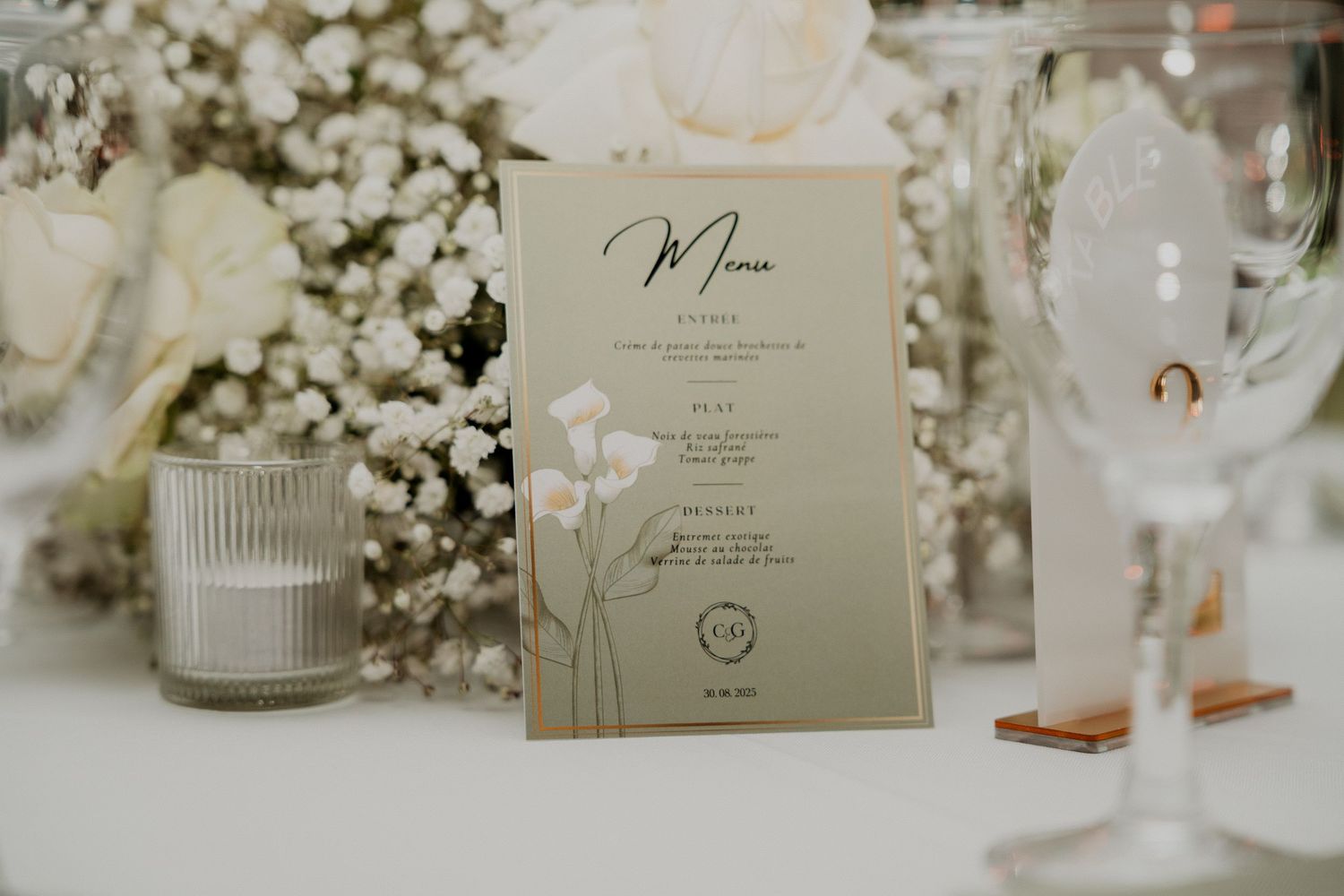 Décoration de table pour un mariage avec des centres de table floraux blancs et des marque-places élégants.