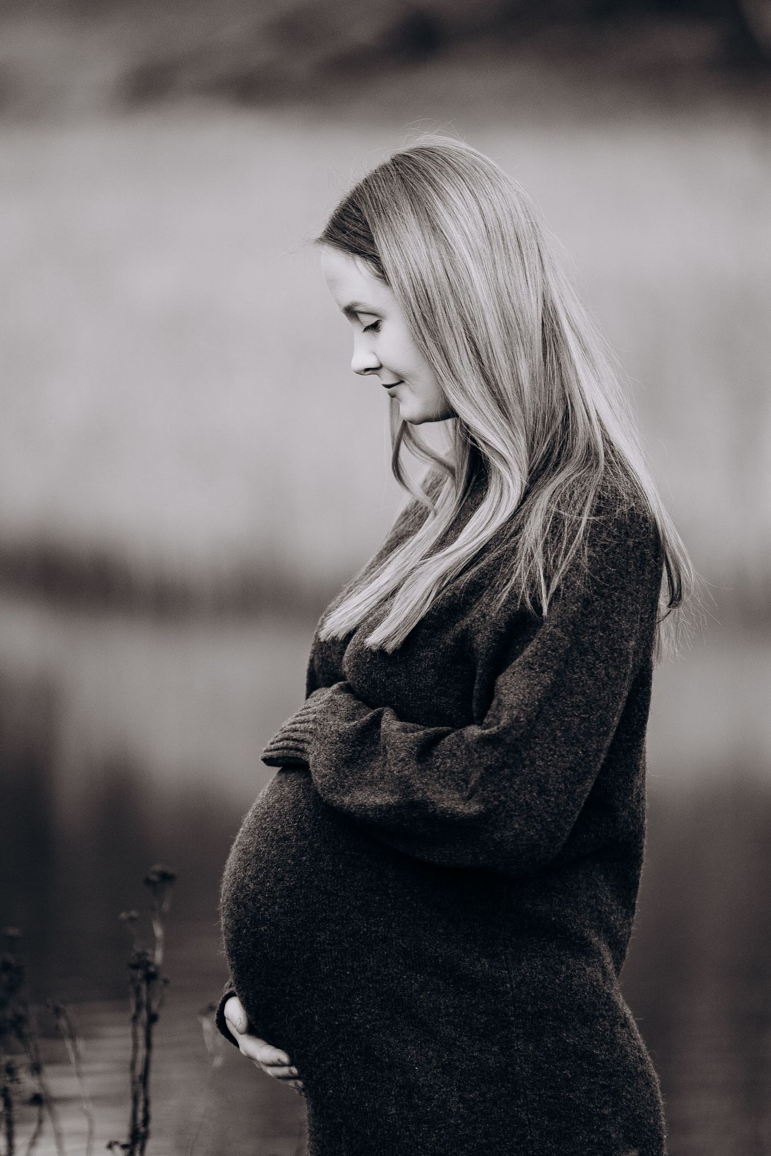 Portrett fotografering av gravid dame - svart hvitt bilde.