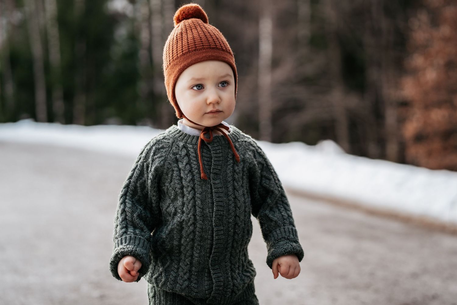 Liten gutt med strikkelue og ullgenser ute på vintertur – barnefotografering i Sandefjord