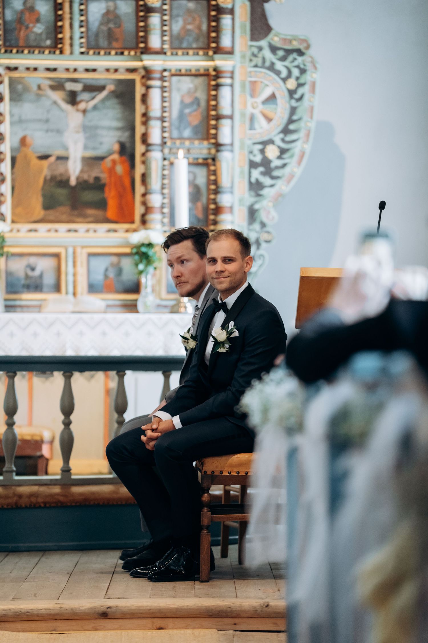 Bilde av brudgom i kirken ved alteret, fra heldagsfotografering.