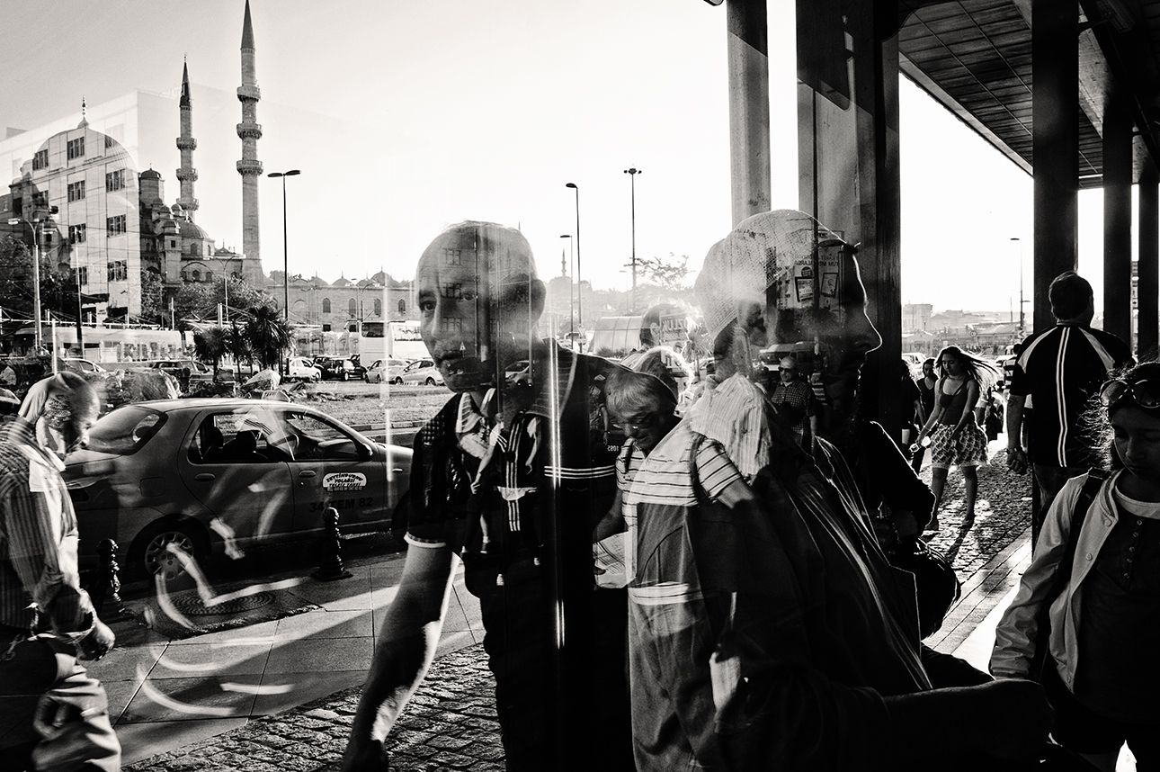 Scena uliczna w Stambule — starszy mężczyzna siedzący przed sklepem, mijani przez przechodniów. Fot. Aneta Ludwig.