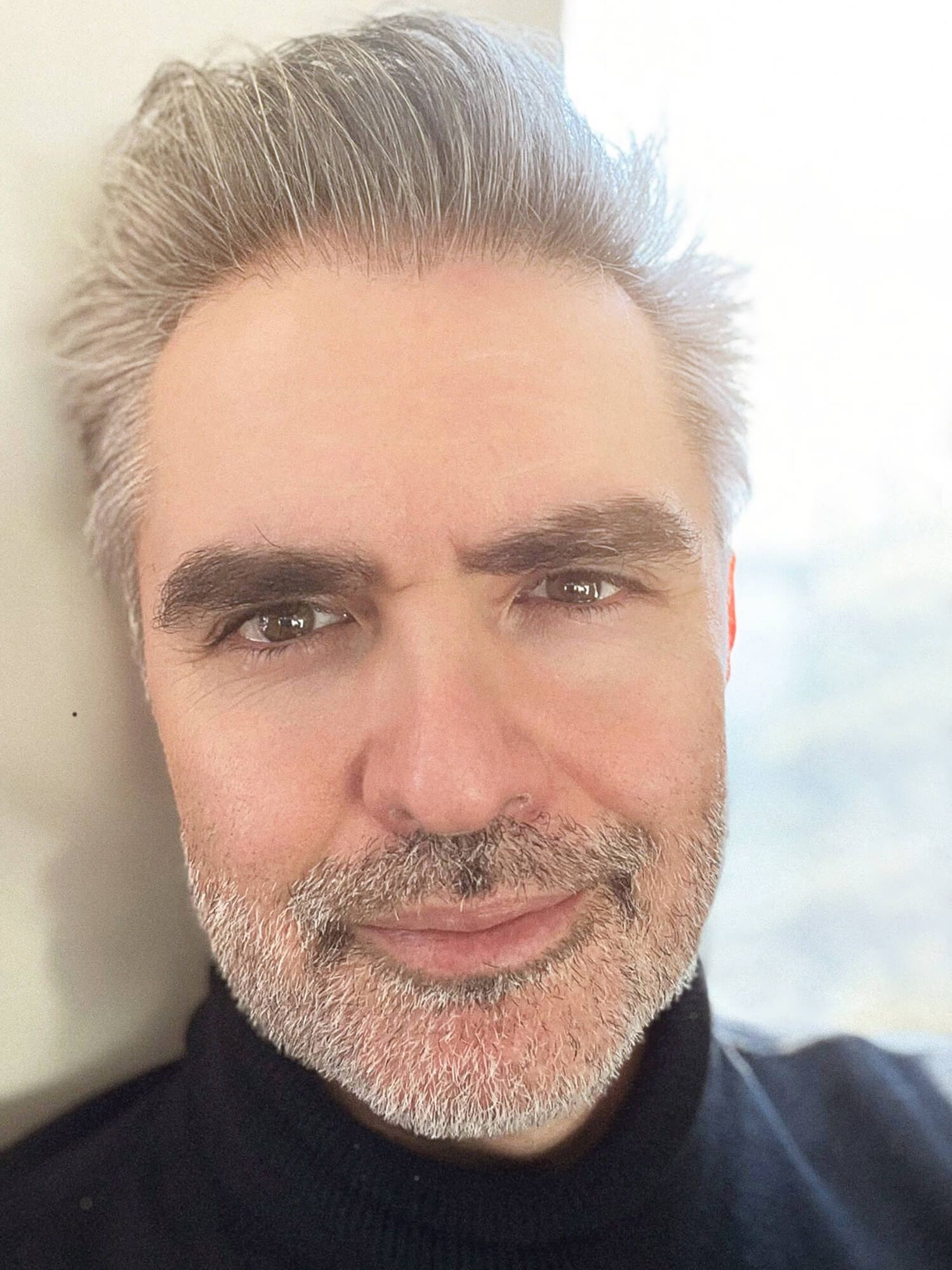 Personal Branding, Portret biznesowy mężczyzny w czarnym golfie wykonany w naturalnym świetle – zdjęcie Aneta Ludwig.