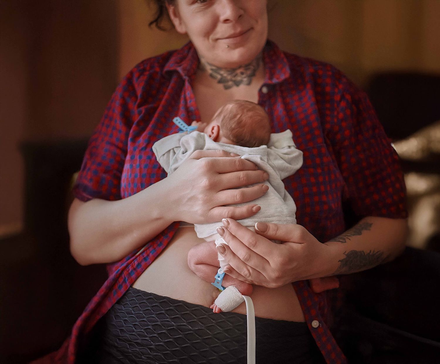Portret starszej kobiety trzymającej kota w ramach dokumentalnego projektu społecznego – fotografia autorstwa Anety Ludwig.