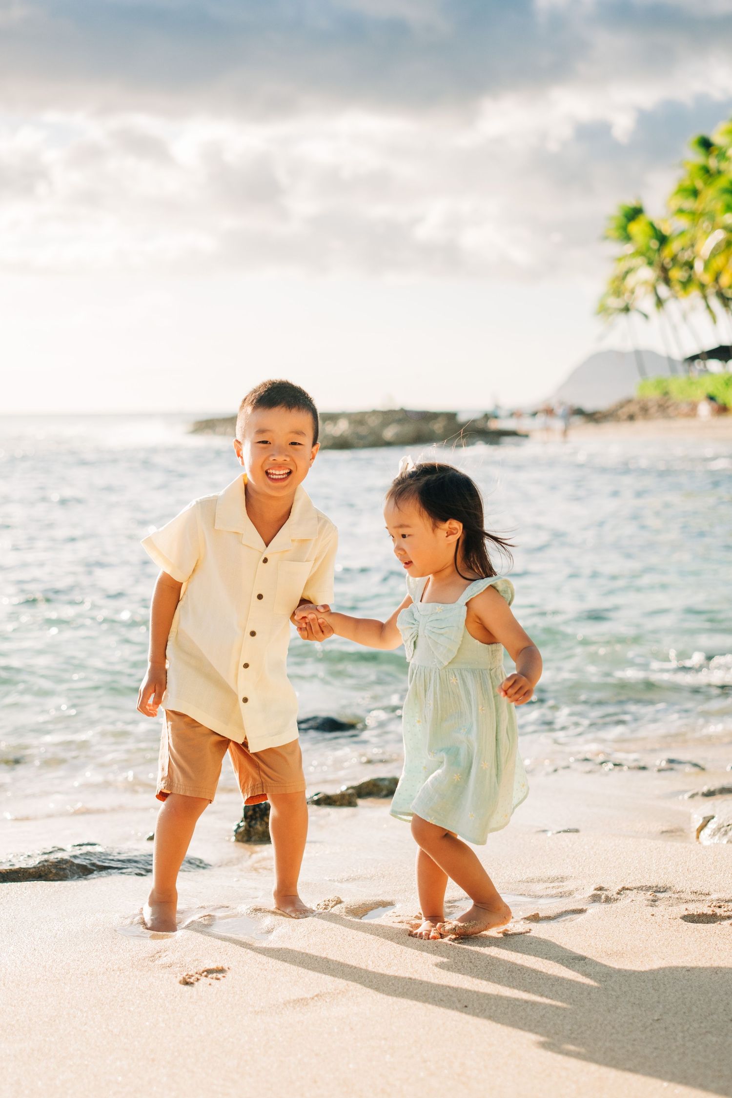 Children playing on the beach. Oahu family photographer on Oahu, Hawaii.