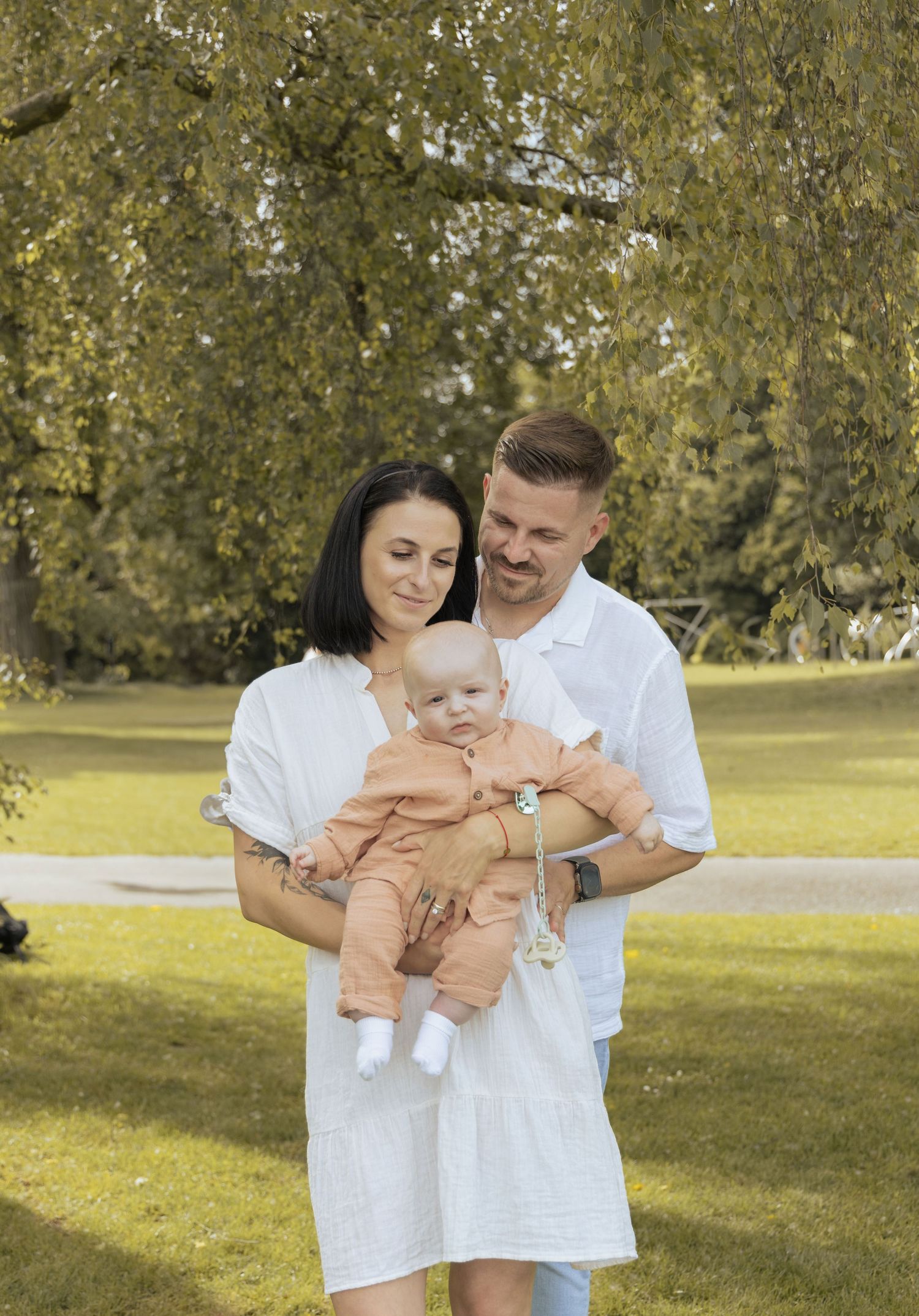 Family portrait in a park during a lifestyle family photoshoot in Switzerland.