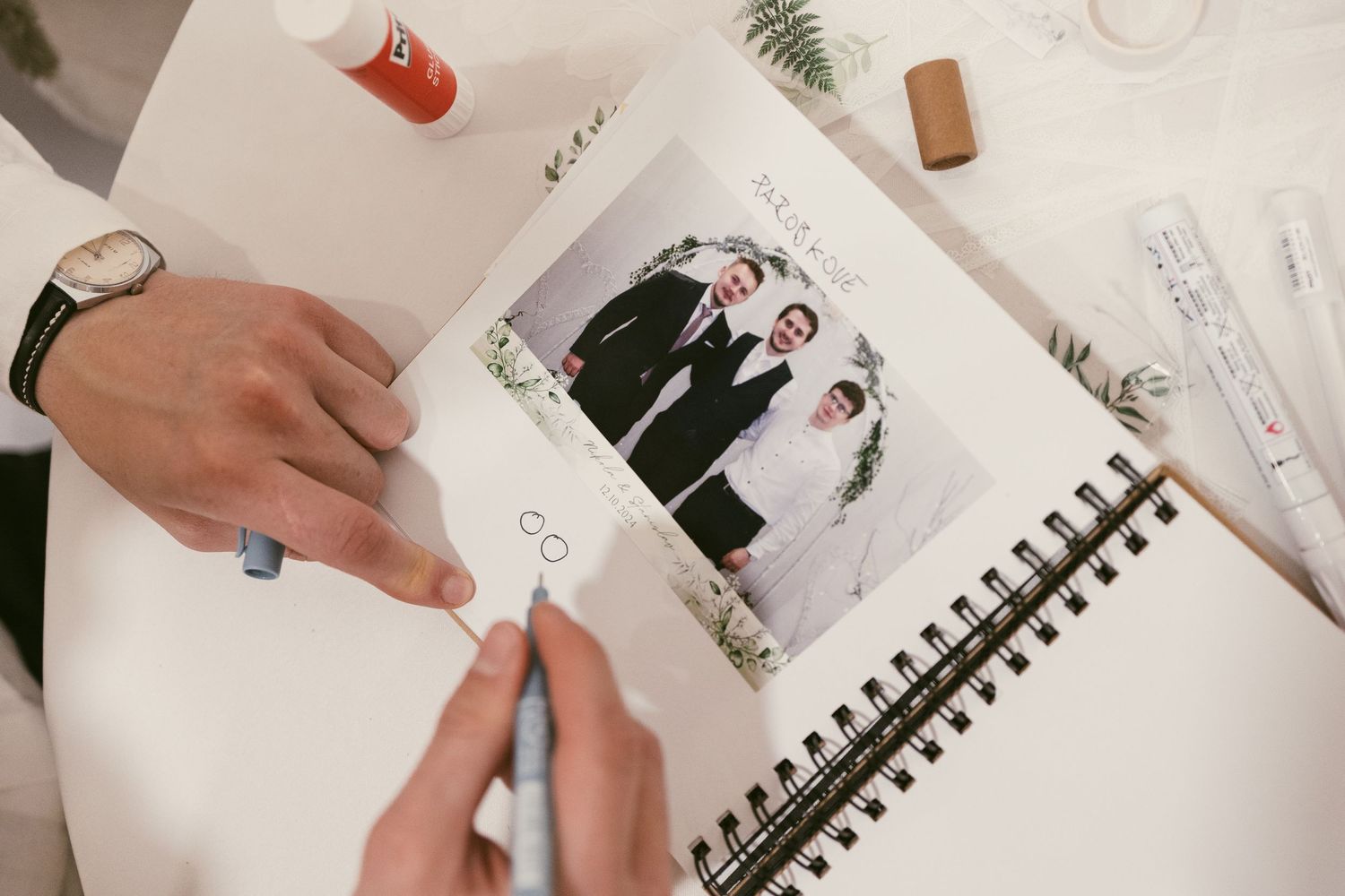 Muž zapisuje odkaz do svadobnej fotoknihy