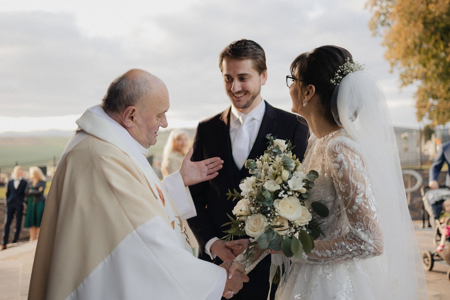 Kňaz blahoželá svadobnému páru