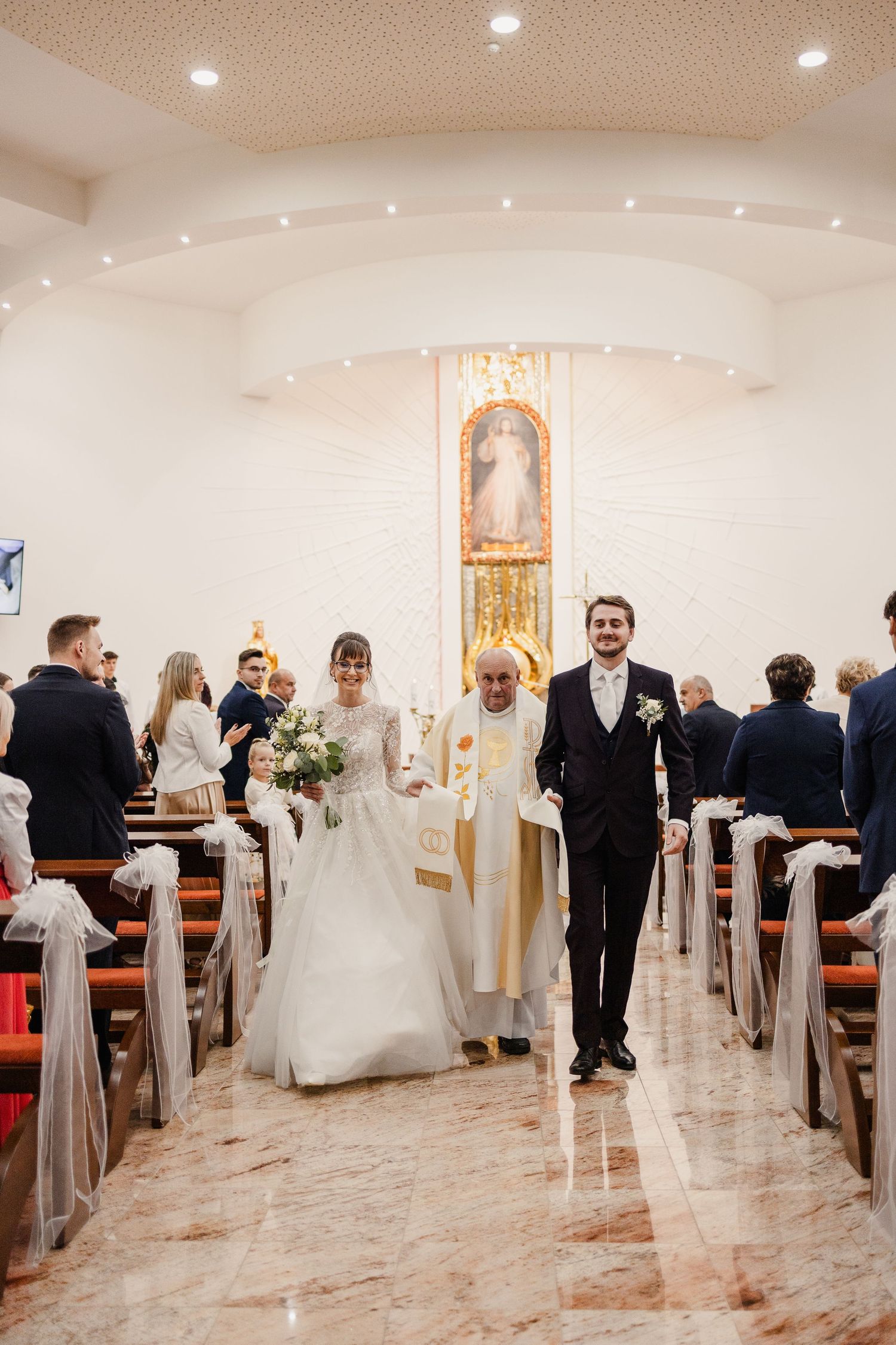 Svadobný pár kráčajúci cez kostol