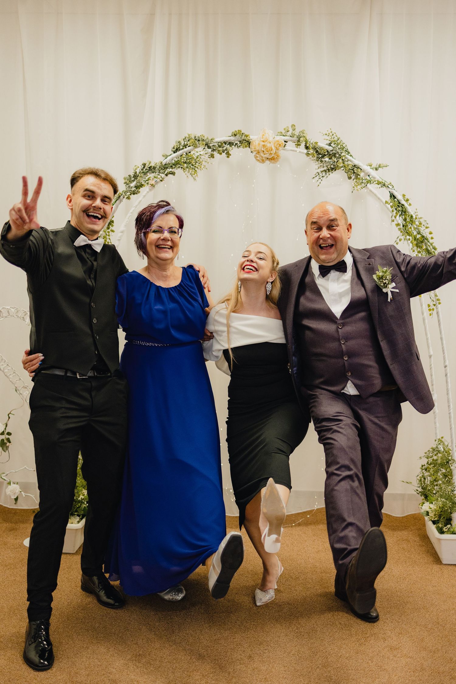 Momentka hostí na svadbe pri fotostene