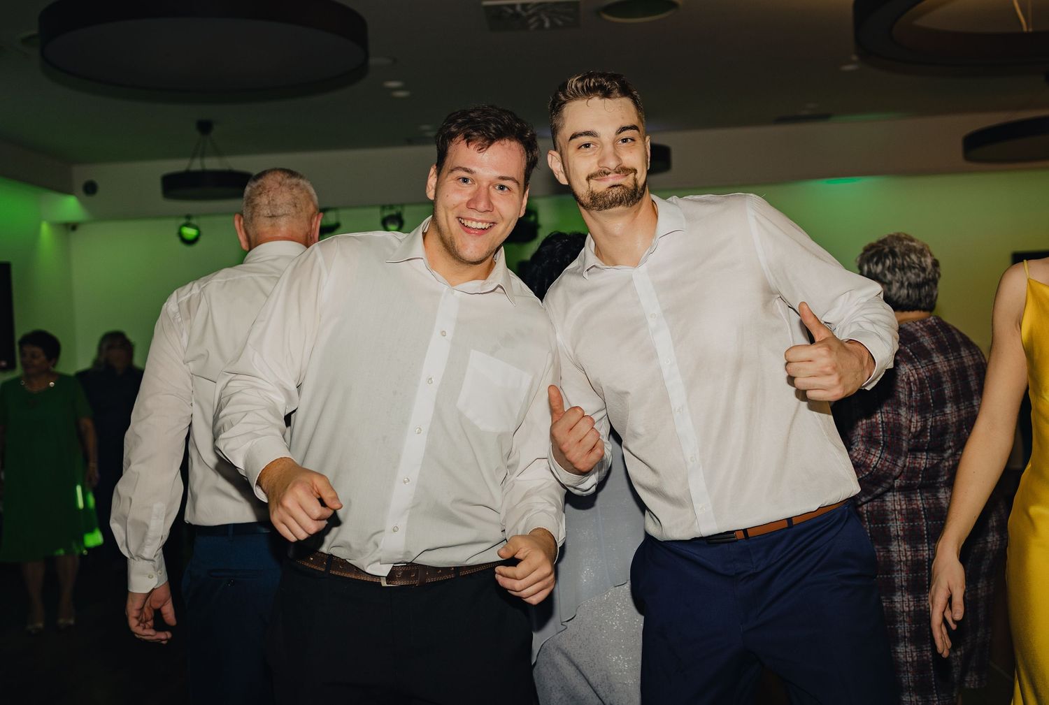 Momentka tancujúcich svadobných hostí