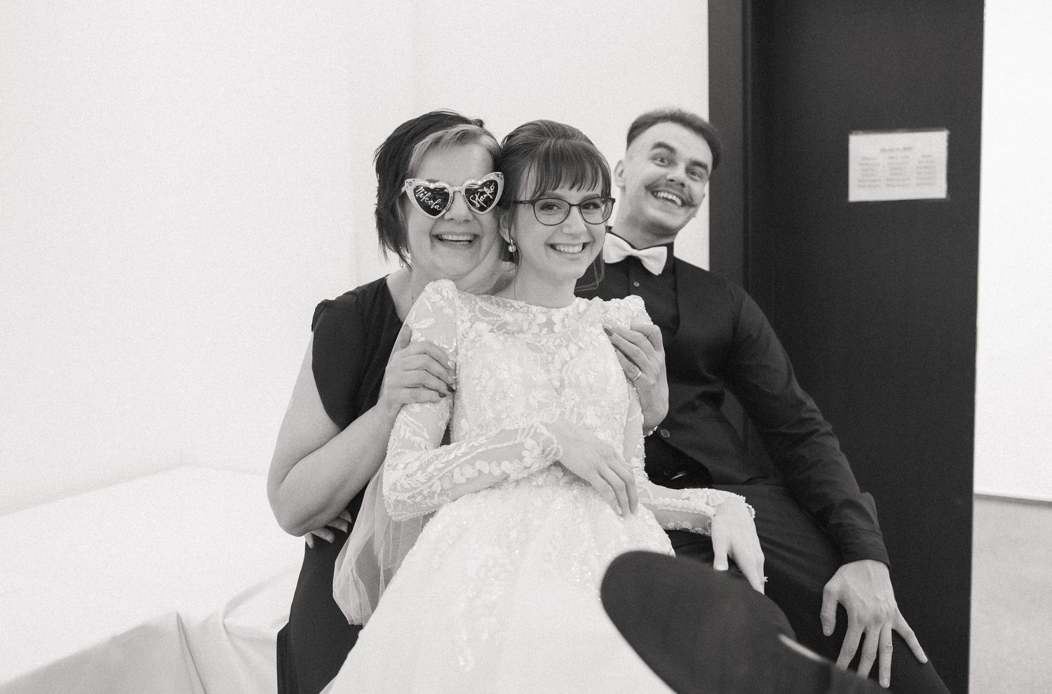 Momentka nevesty a svadobných hostí