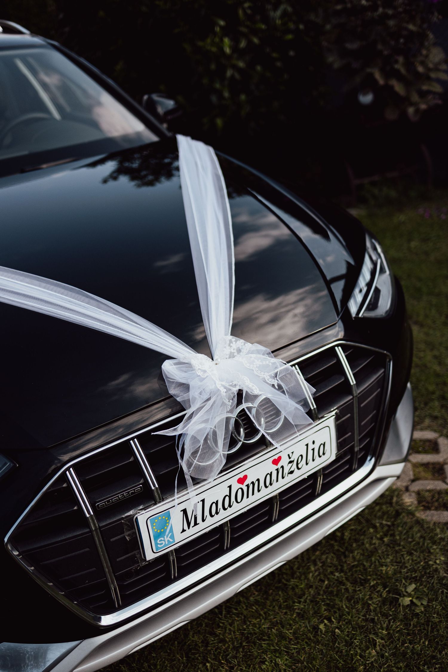 Svadobné auto s nápisom mladomanželia