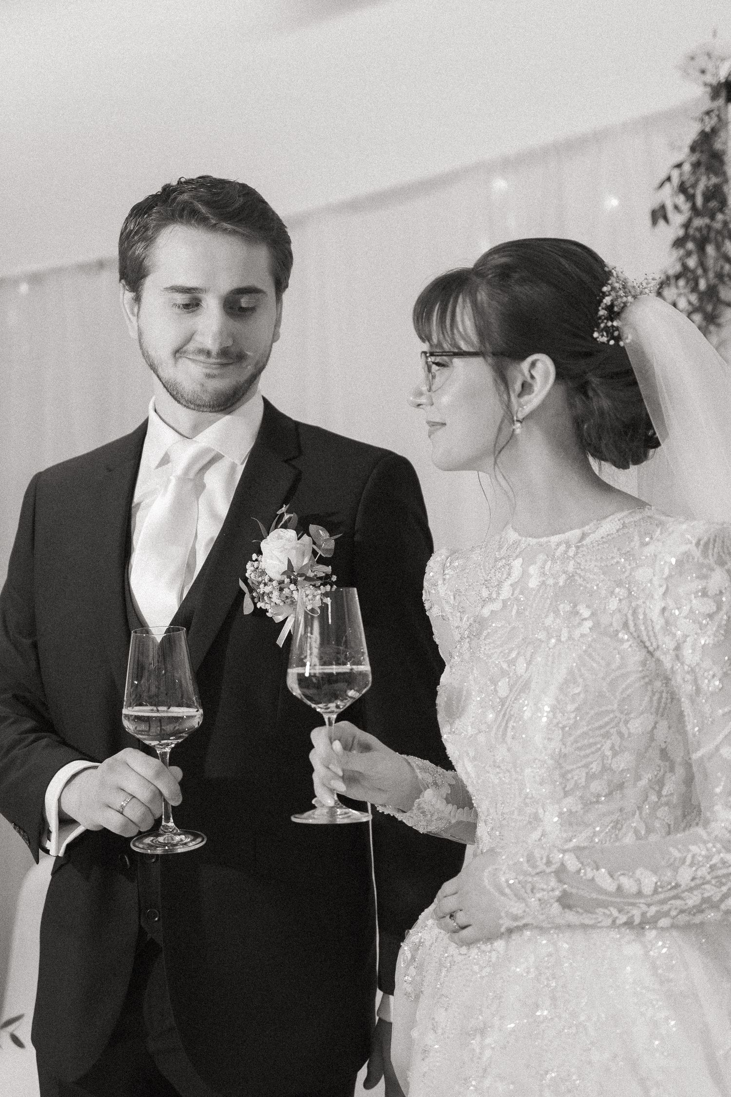 Nevesta a ženích pijú prípitok
