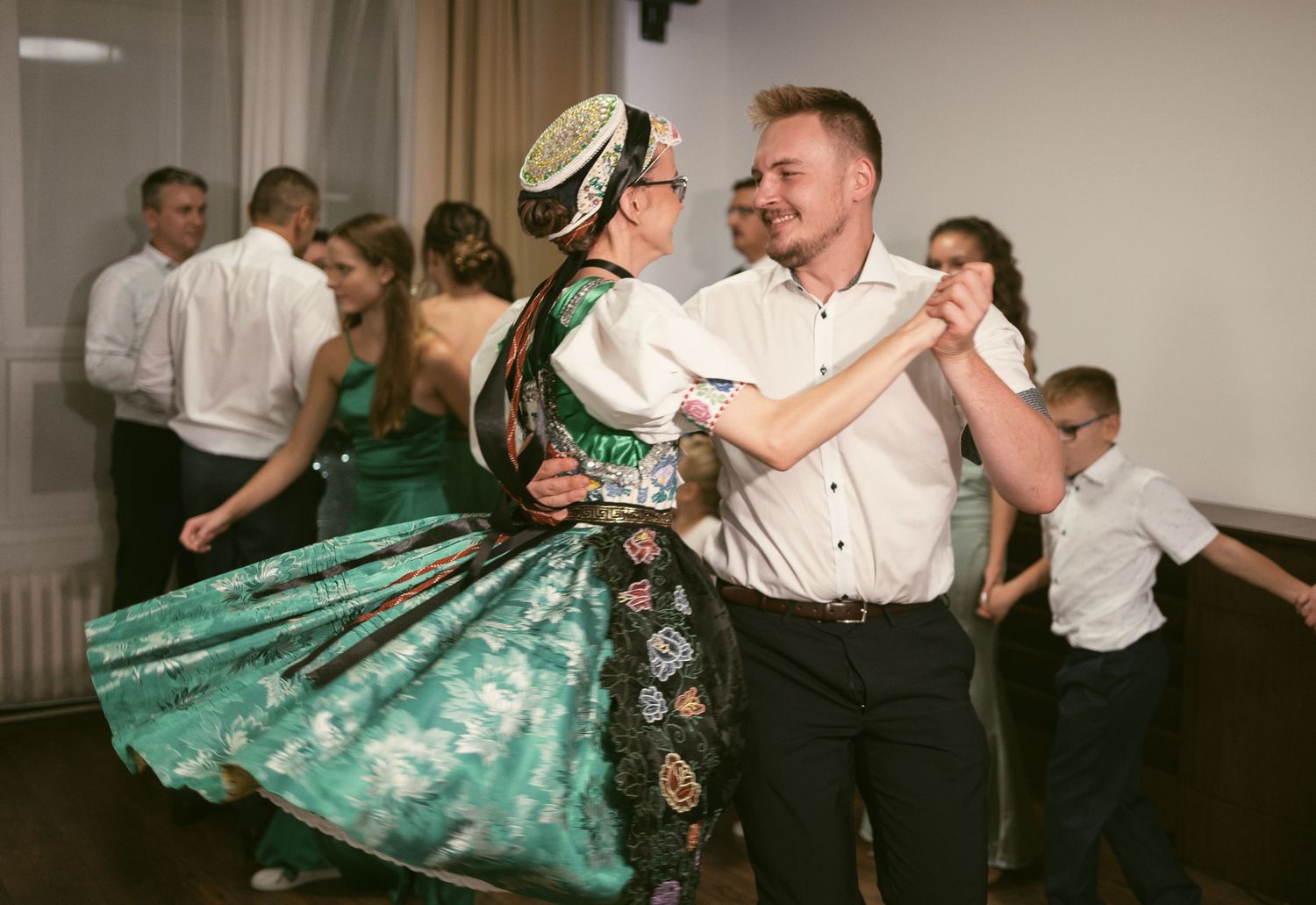 Nevesta tancujúca na redovej v ľudovom kroji