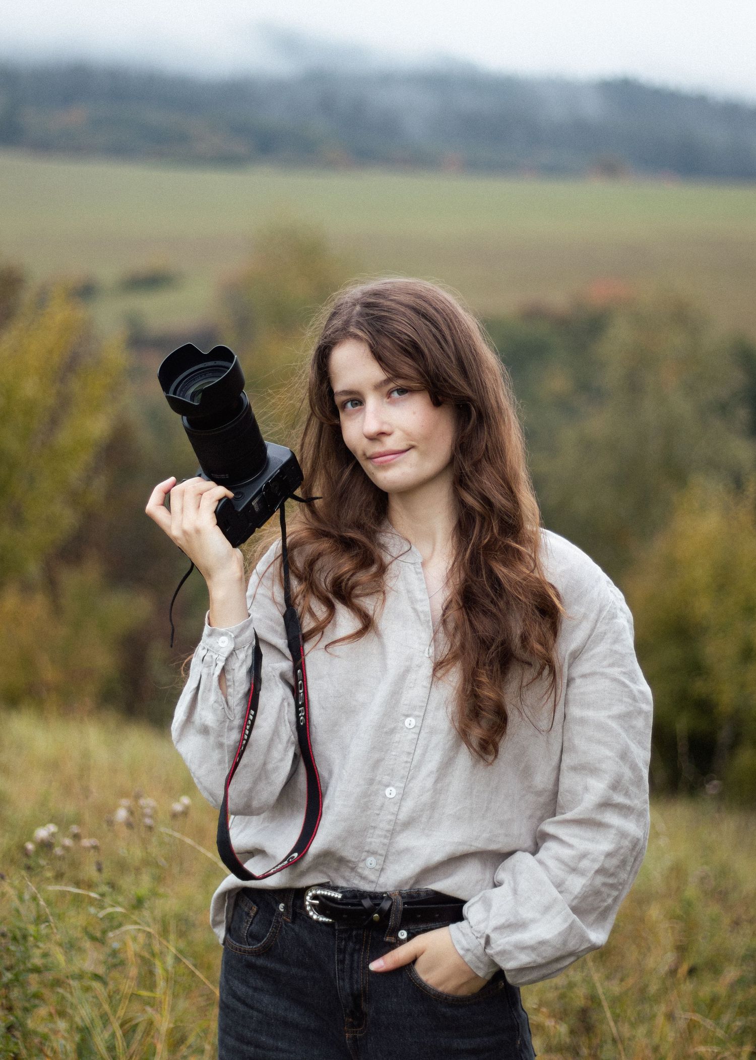 Portrét fotografky s fotoaparátom