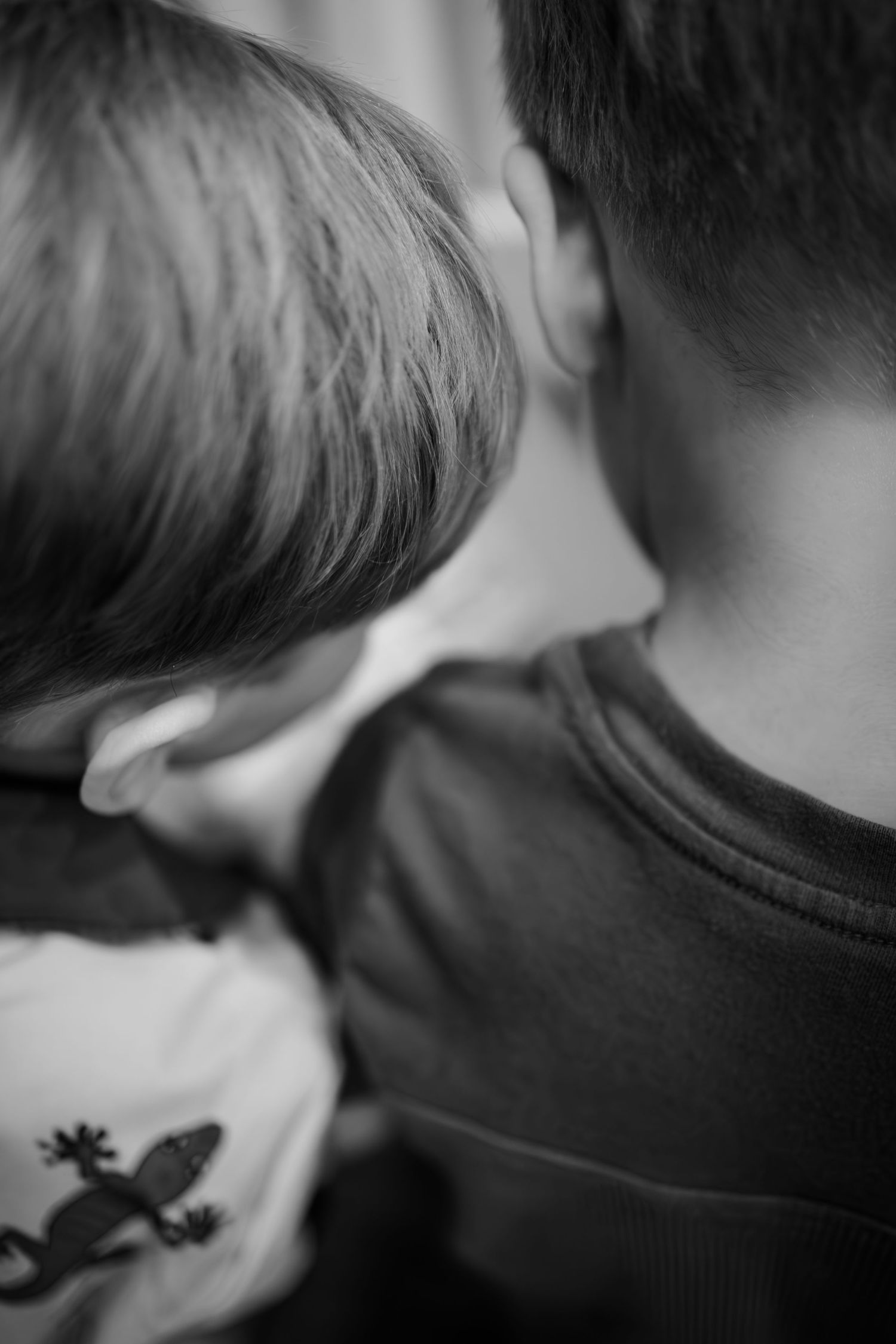 Black and white close-up of children's heads from behind during lifestyle in-home session in Whitestown, Indiana by Katy Rose Photography.