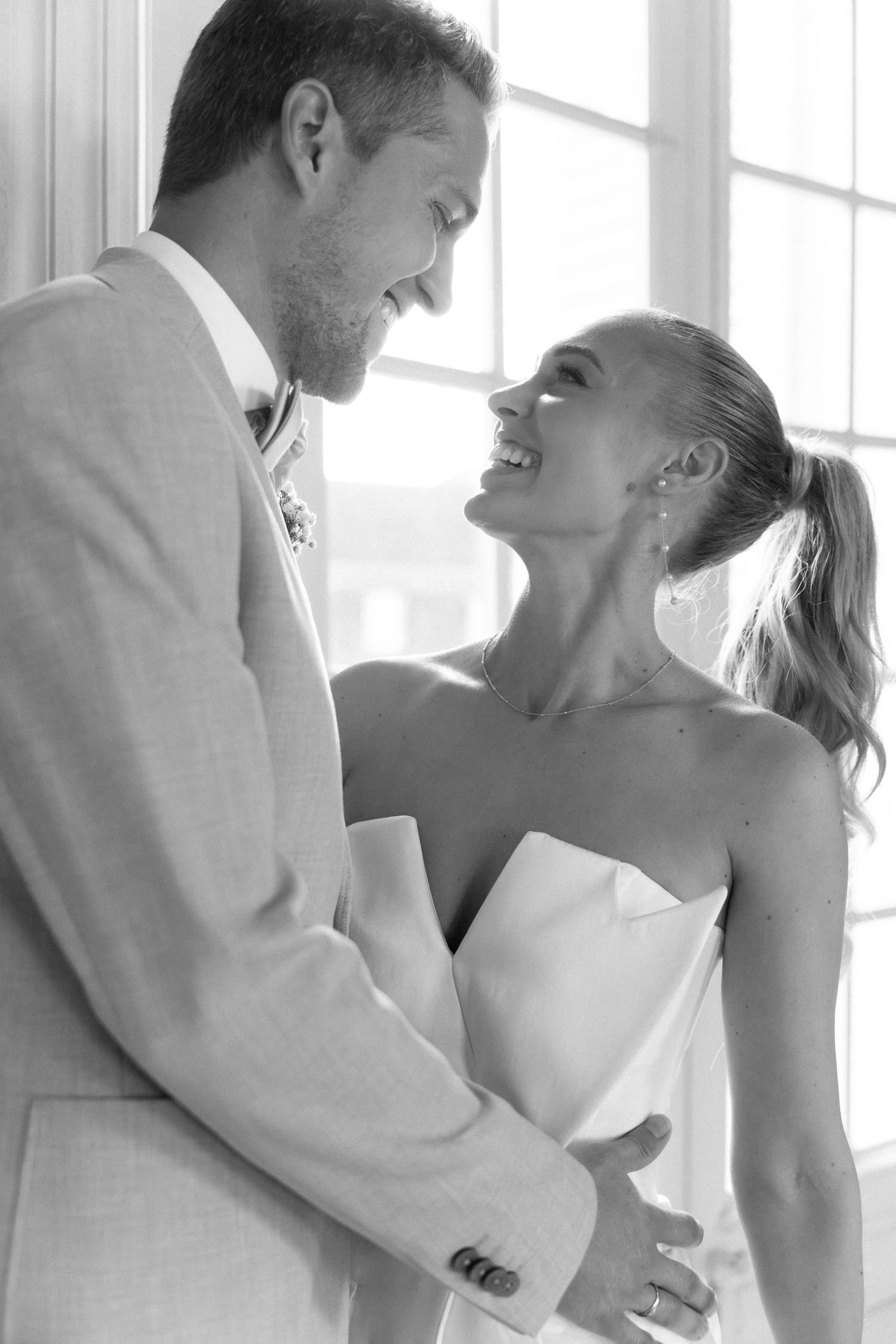 A romantic black and white photo series showing a couple dancing and embracing in a sunlit room. Schloss Solitude