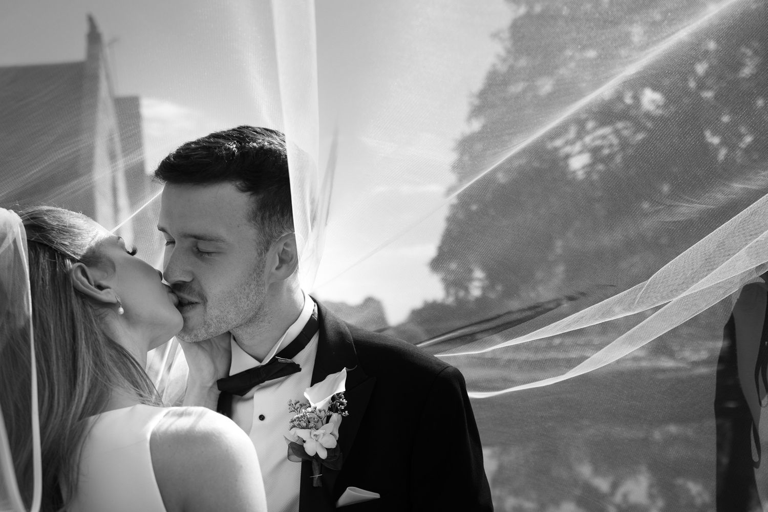 Kiss under the veil