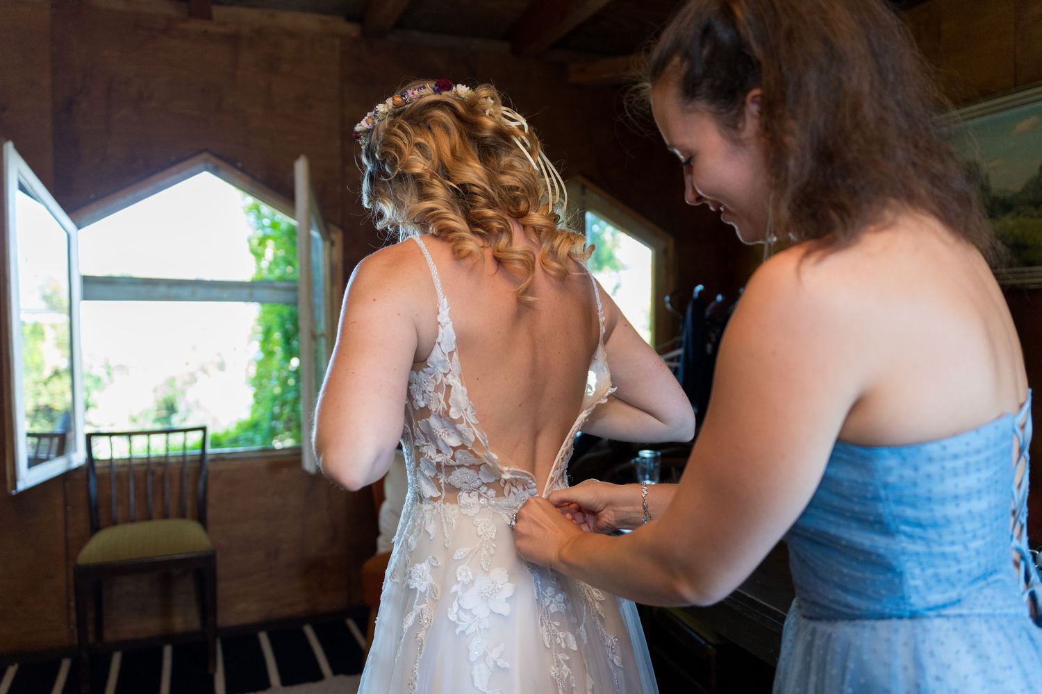 Getting Ready Berlin – Braut wird von Trauzeugin in das Hochzeitskleid geholfen