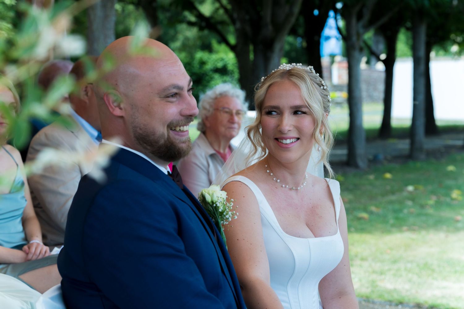 Freie Hochzeitsszene vor dem Schloss Gut und Lindenberg