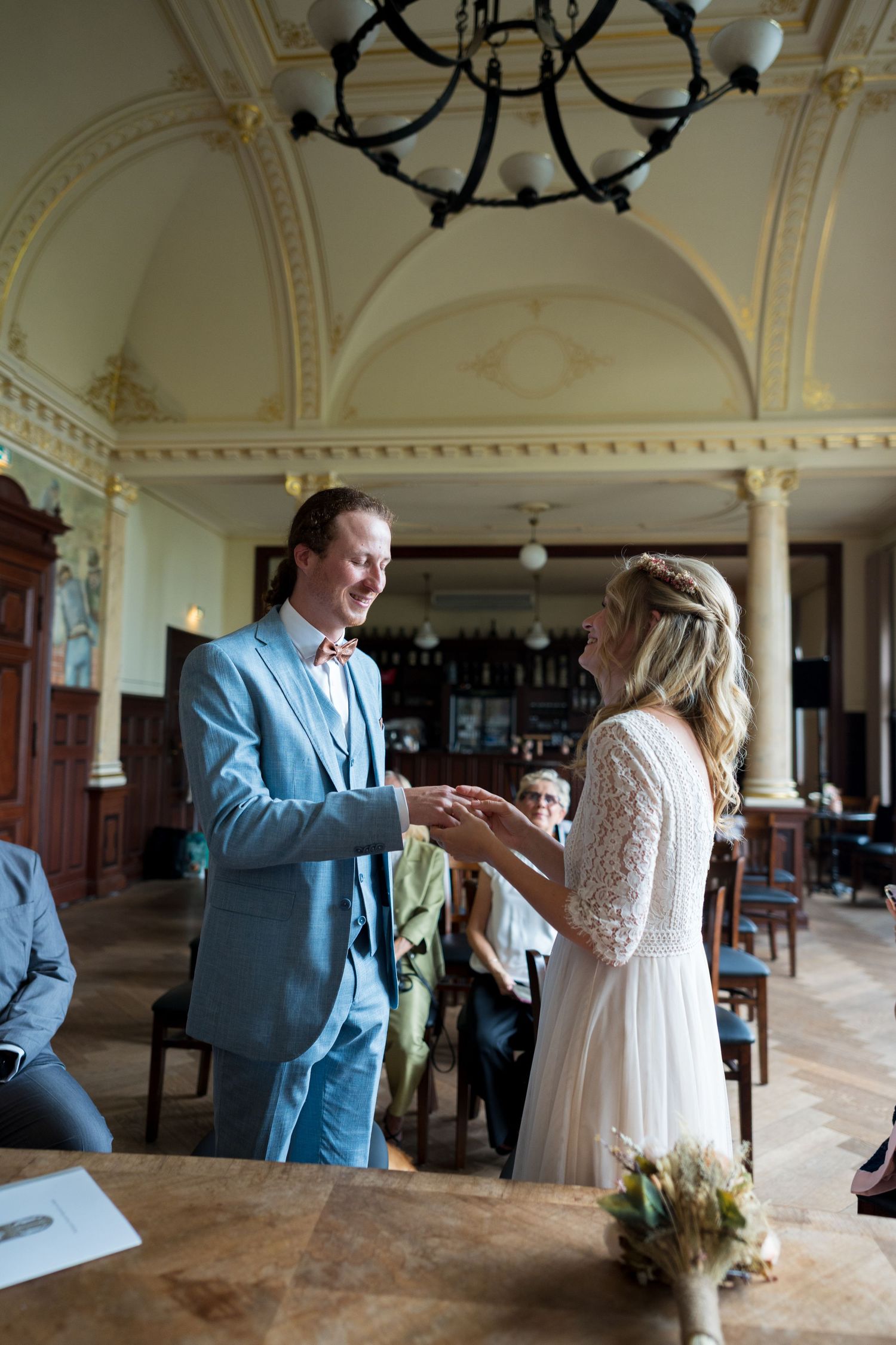 Ringtausch bei der Hochzeit in Berlin – Brautpaar lacht sich an beim Austausch der Eheringe