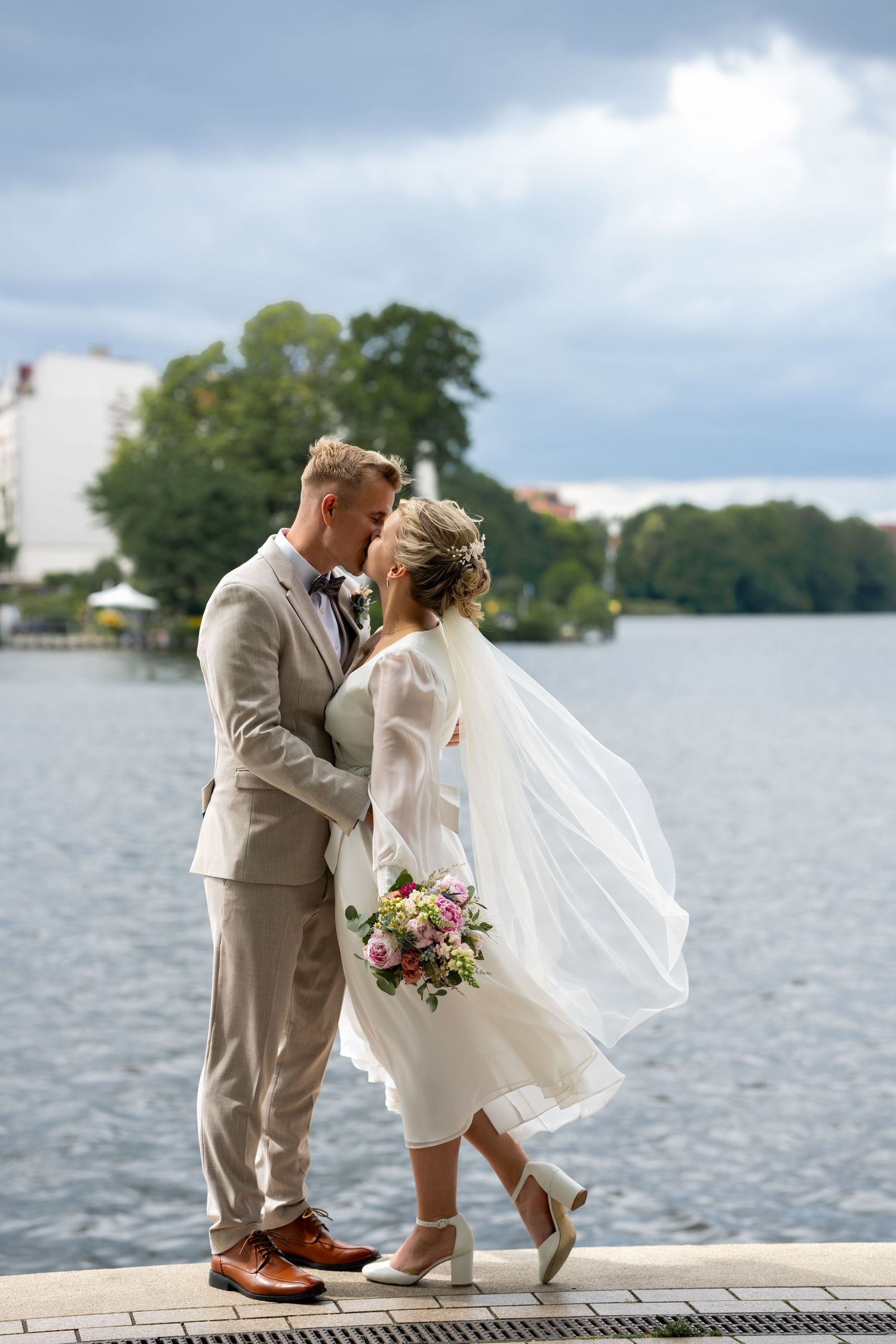 Brautpaar am Wasser in Köpenick Berlin bei Hochzeitsshooting