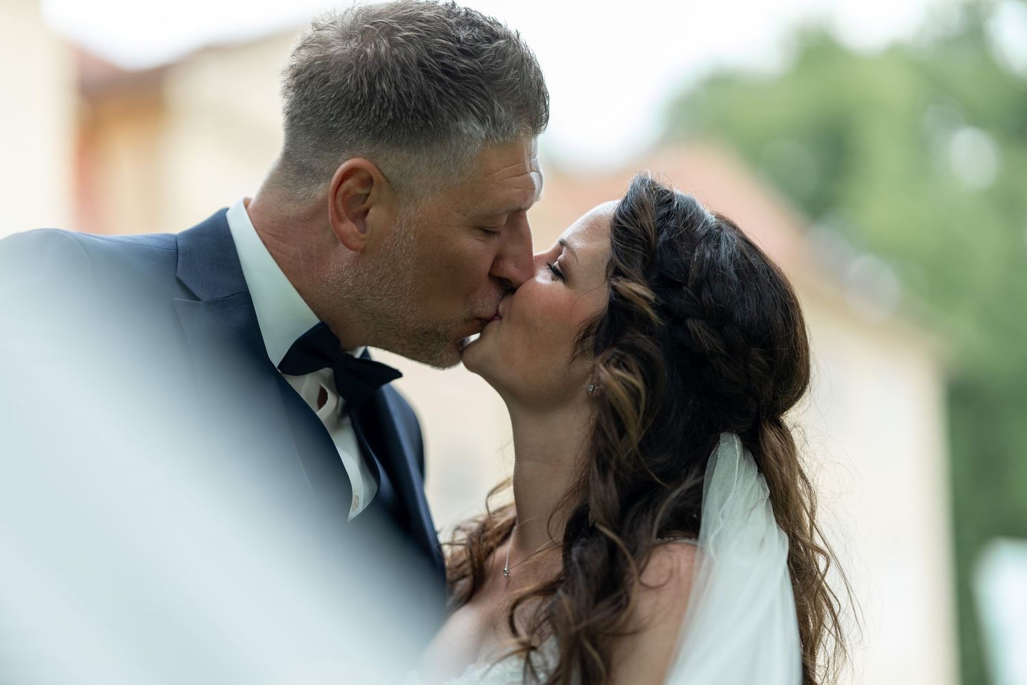 Hochzeitsfotograf Berlin – romantischer Kuss Brautpaar im Freien