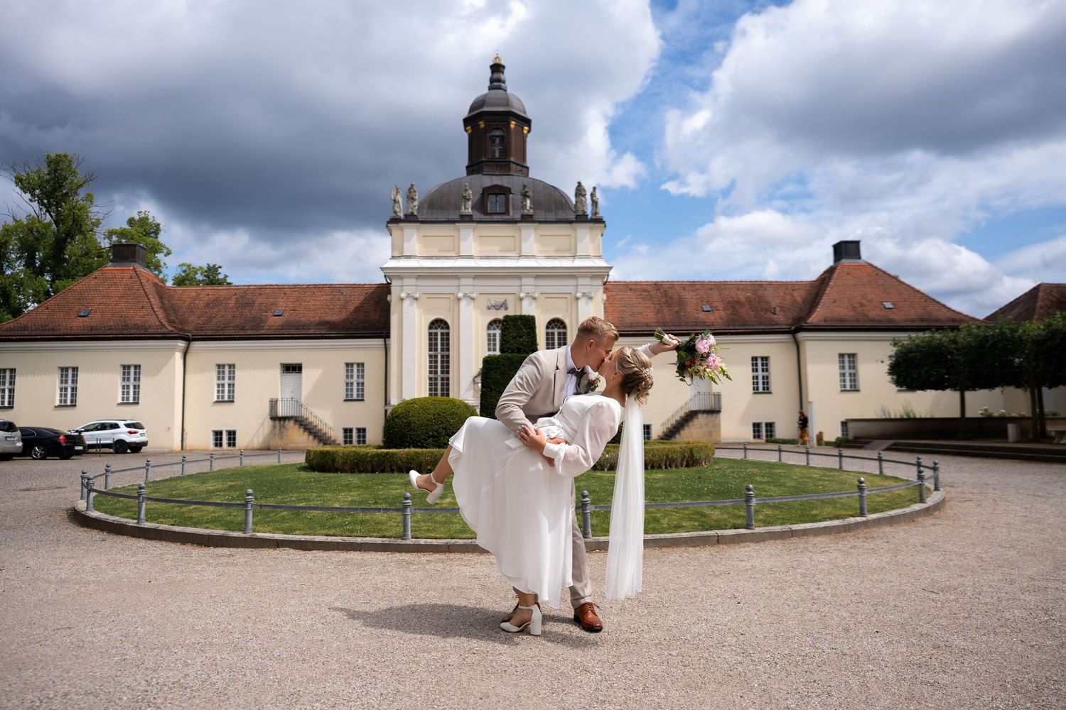 Brautpaar vor dem Schloss Köpenick bei Hochzeit in Berlin