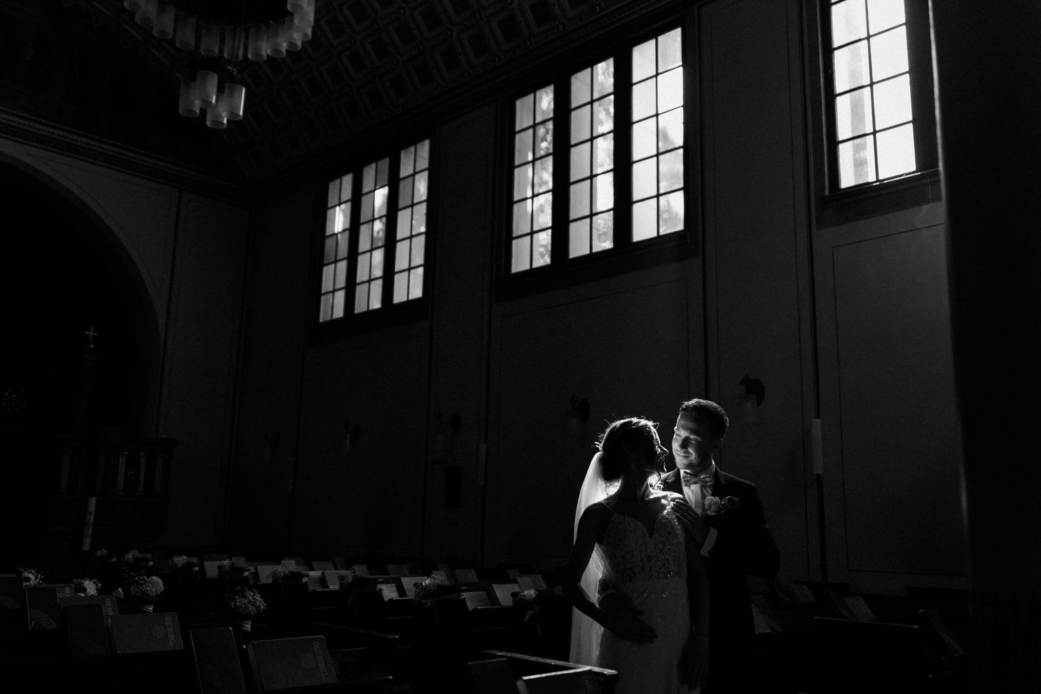 Brautpaarfotos in der Kirche Berlin. Hochzeitsfotograf Berlin Steglitz