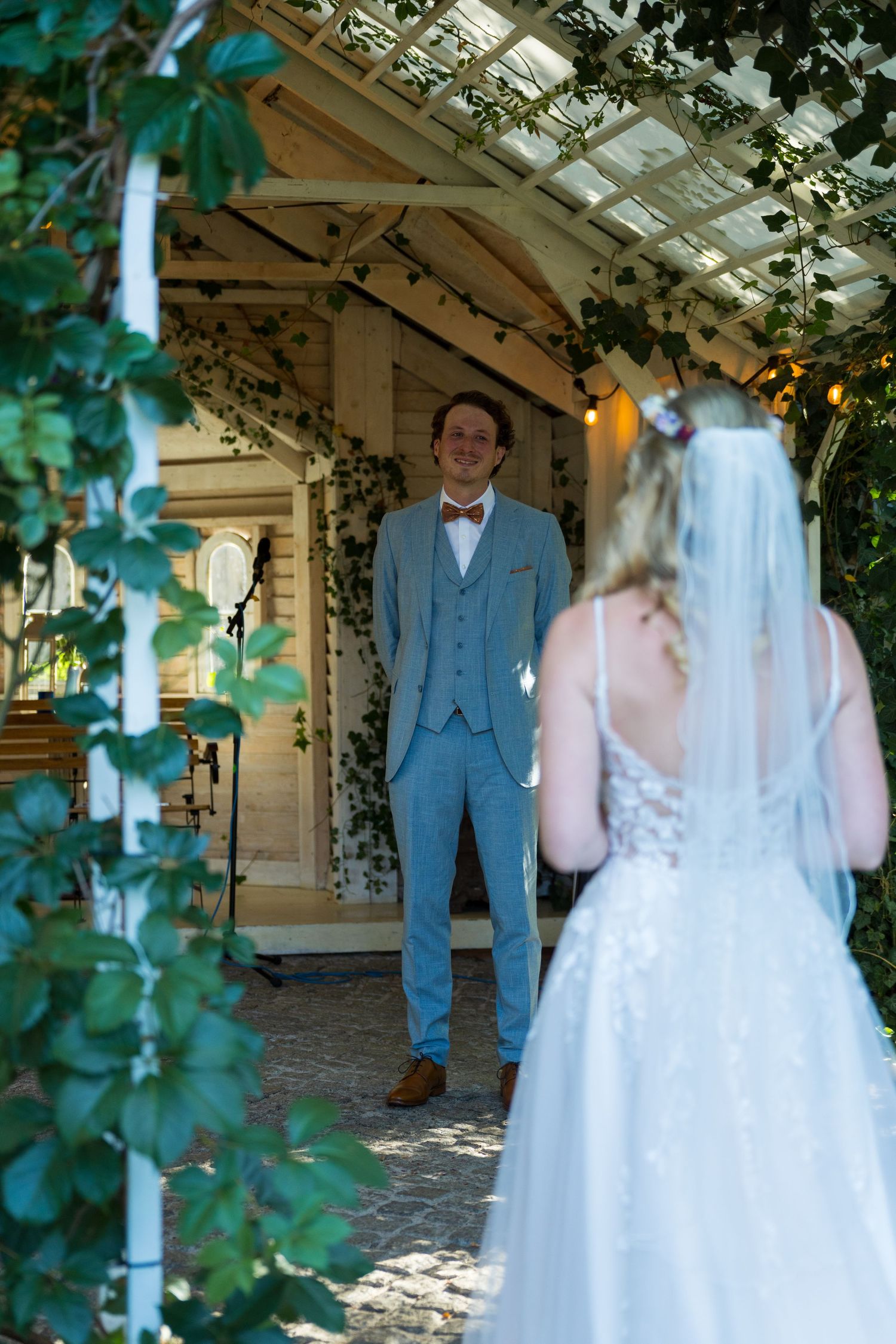 First Look Hochzeit Berlin – Bräutigam sieht seine Braut zum ersten Mal am Hochzeitstag