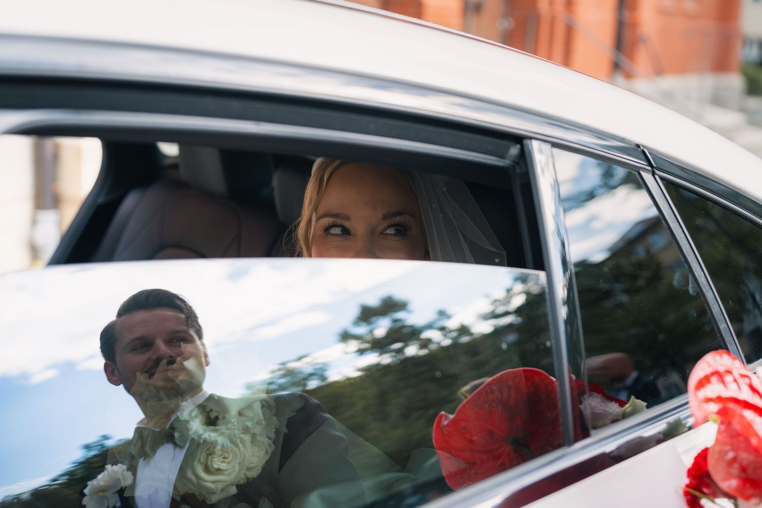 Kreative Hochzeitsfotografie mit Braut im Oldtimer in Berlin