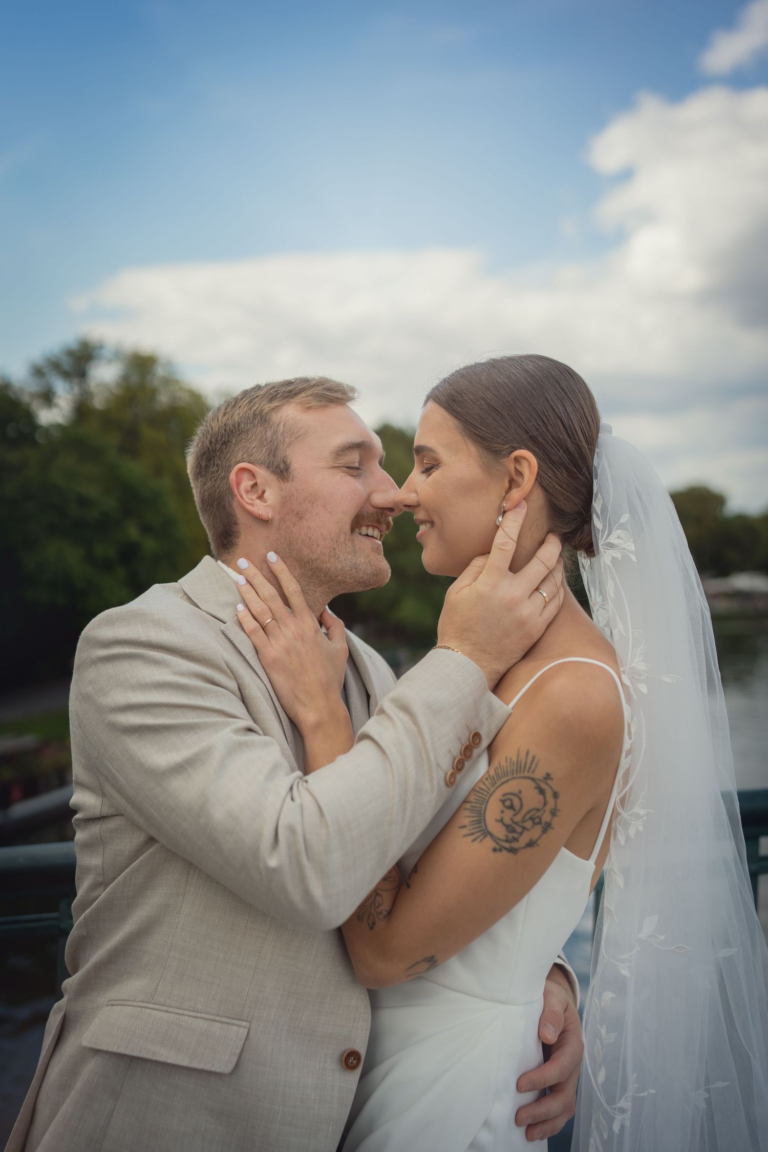 Hochzeitsfotograf Alt-Treptow Berlin – Brautpaar küsst sich auf der Brücke