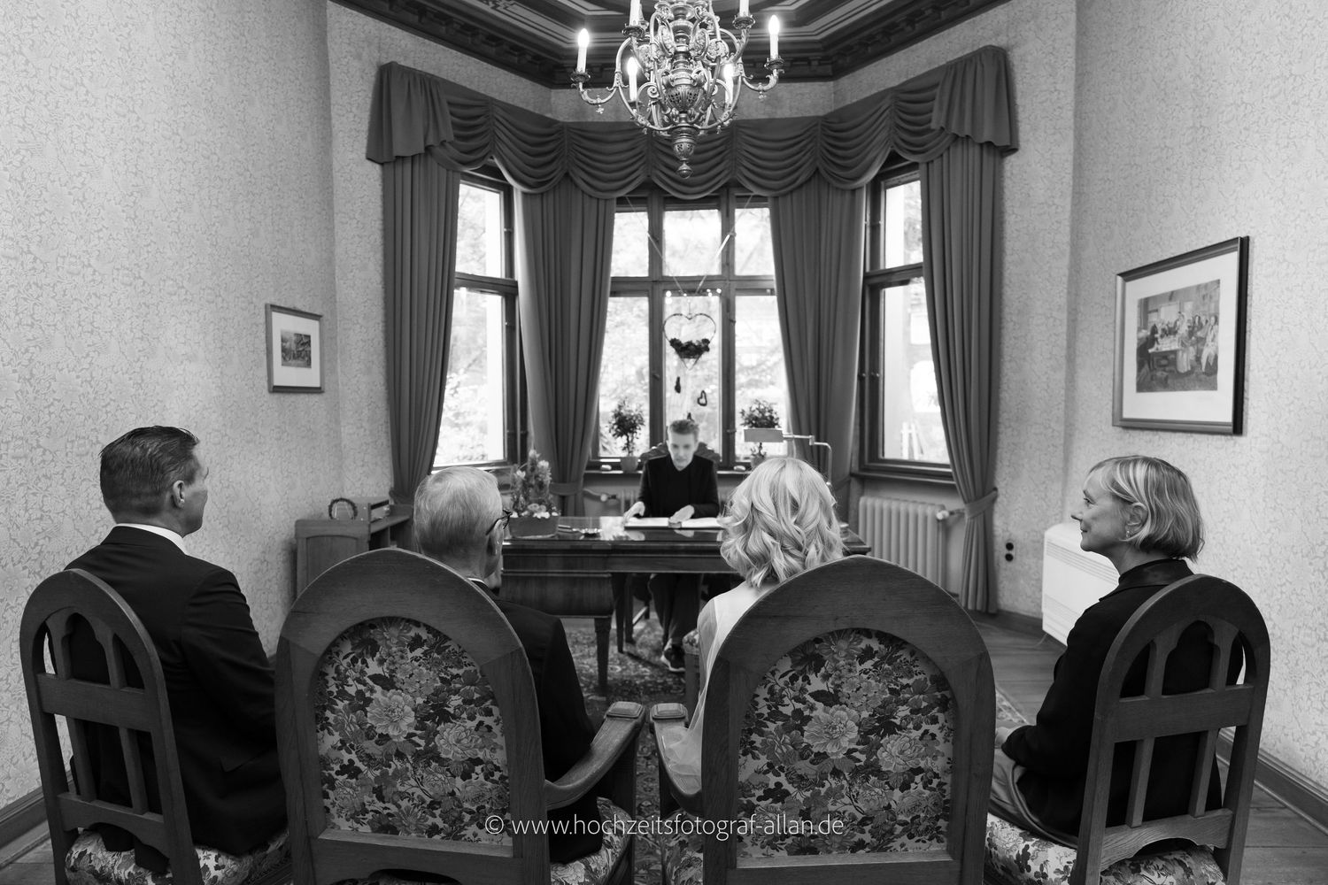 Das Trauzimmer im Standesamt Villa Kogge bietet eine elegante und intime Atmosphäre für standesamtliche Trauungen.