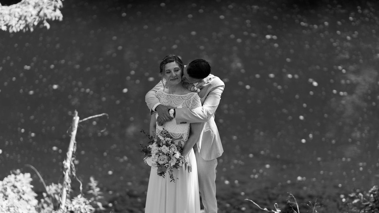 Brautpaar am Café Wildau am Werbellinsee bei Hochzeit in Brandenburg