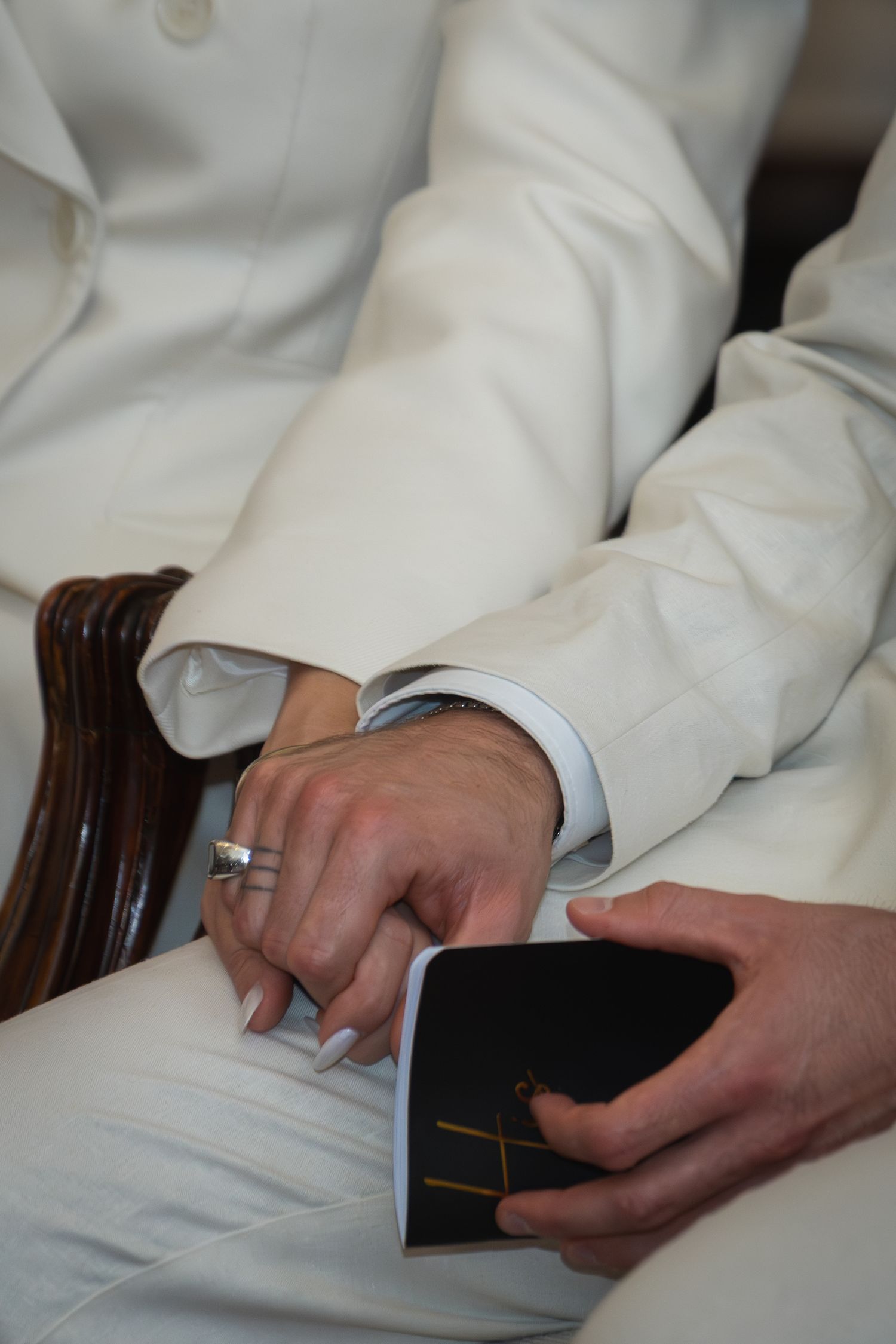 Emotionaler Moment bei der Hochzeit in Berlin – Hände des Bräutigams kurz vor der Trauung