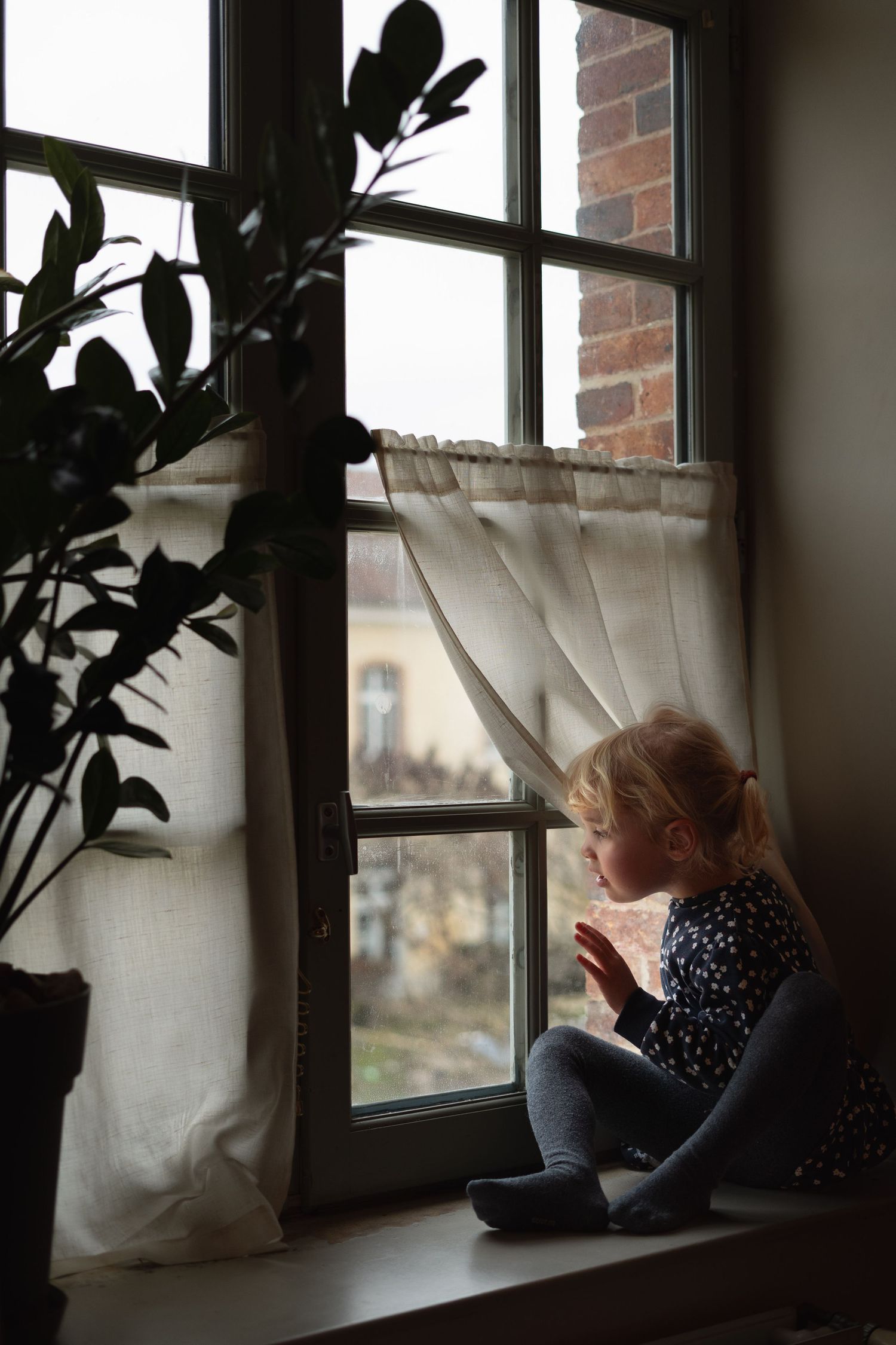 Petite fille qui regarde par la fenêtre, Saint-Germain-En-Laye