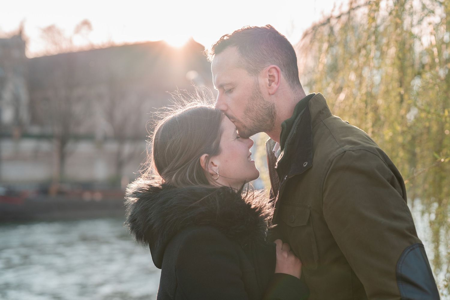 Couple qui s'embrasse sur les quais de Seine à Paris