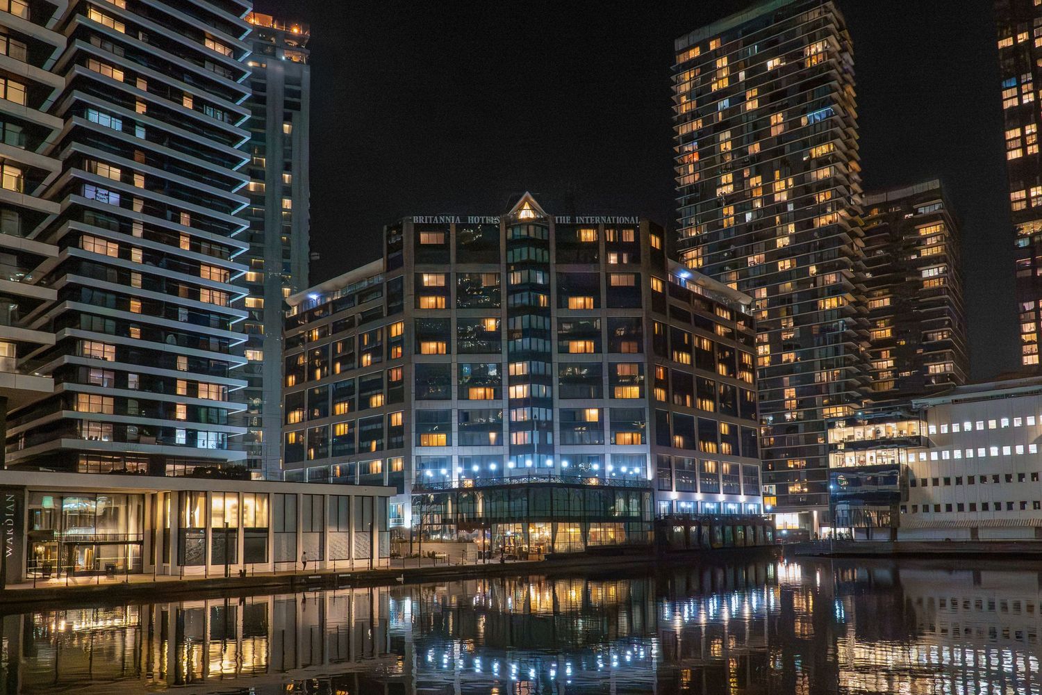 canary wharf at night hotel exterior