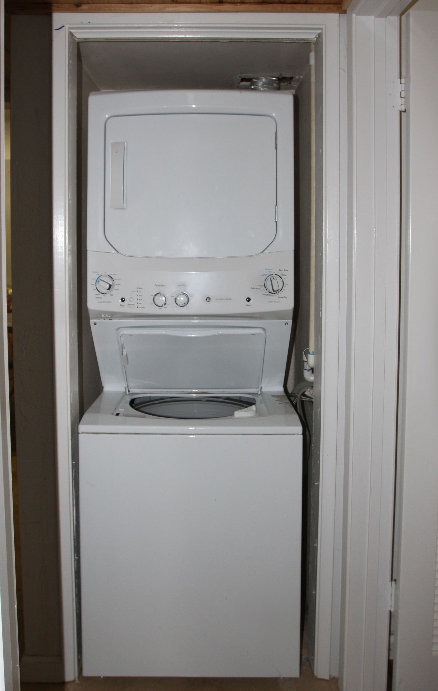 washer and dryer interior of vacation rental in Kona Hawaii