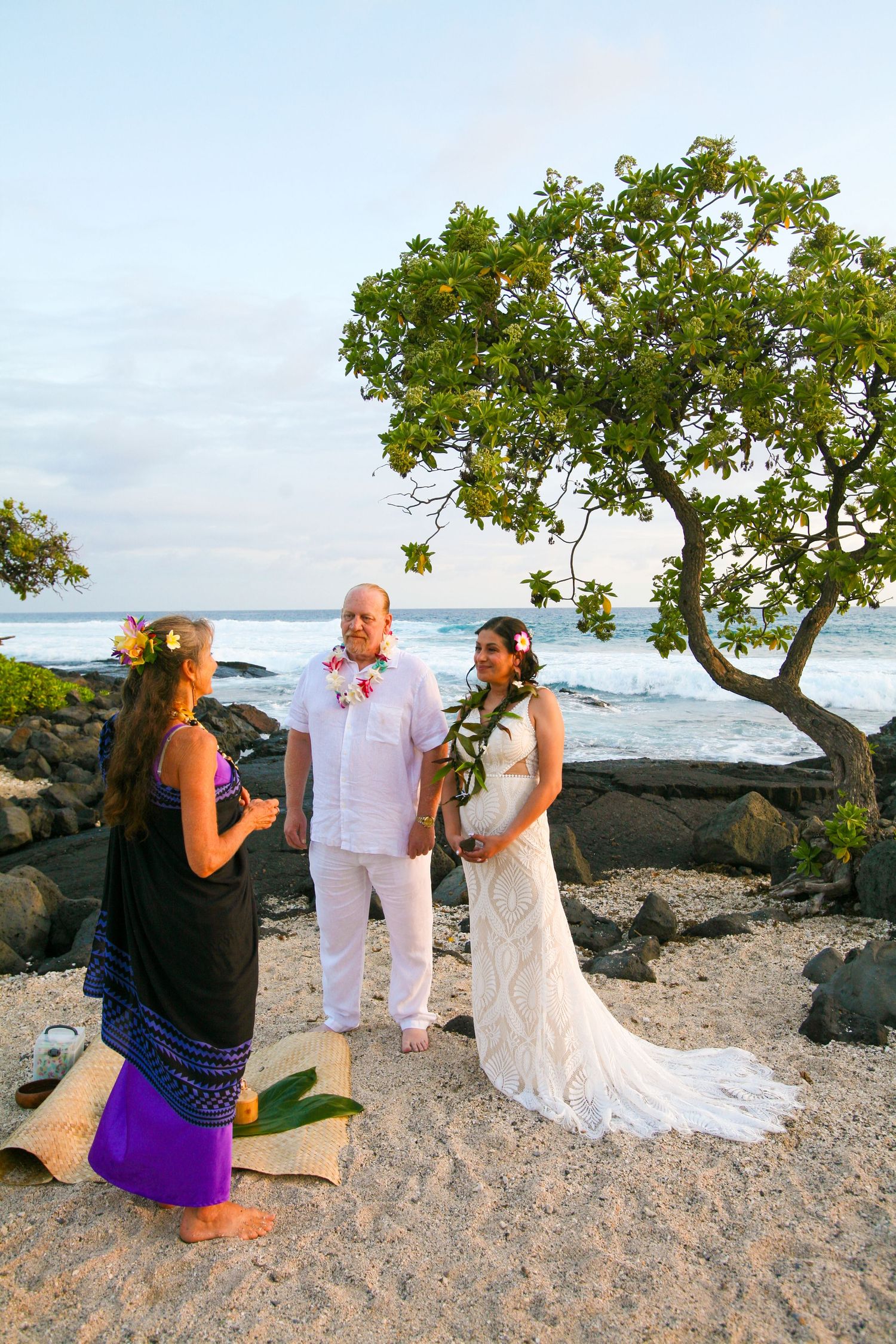 Elopement couple with officiant during ceremony at Old Airport Beach Kona Hawaii