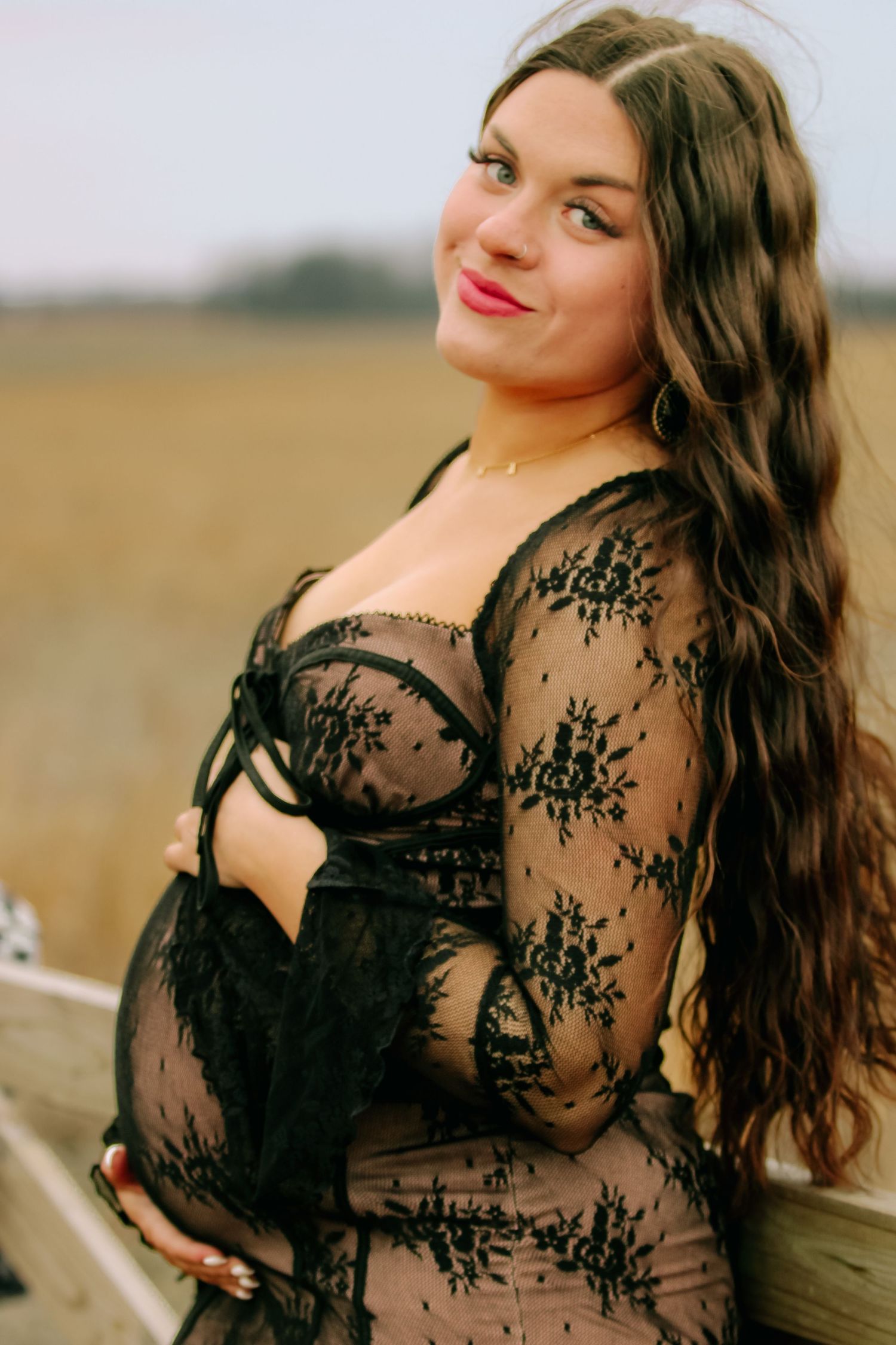 Maternity pictures at Cross on the Prairie in Adair