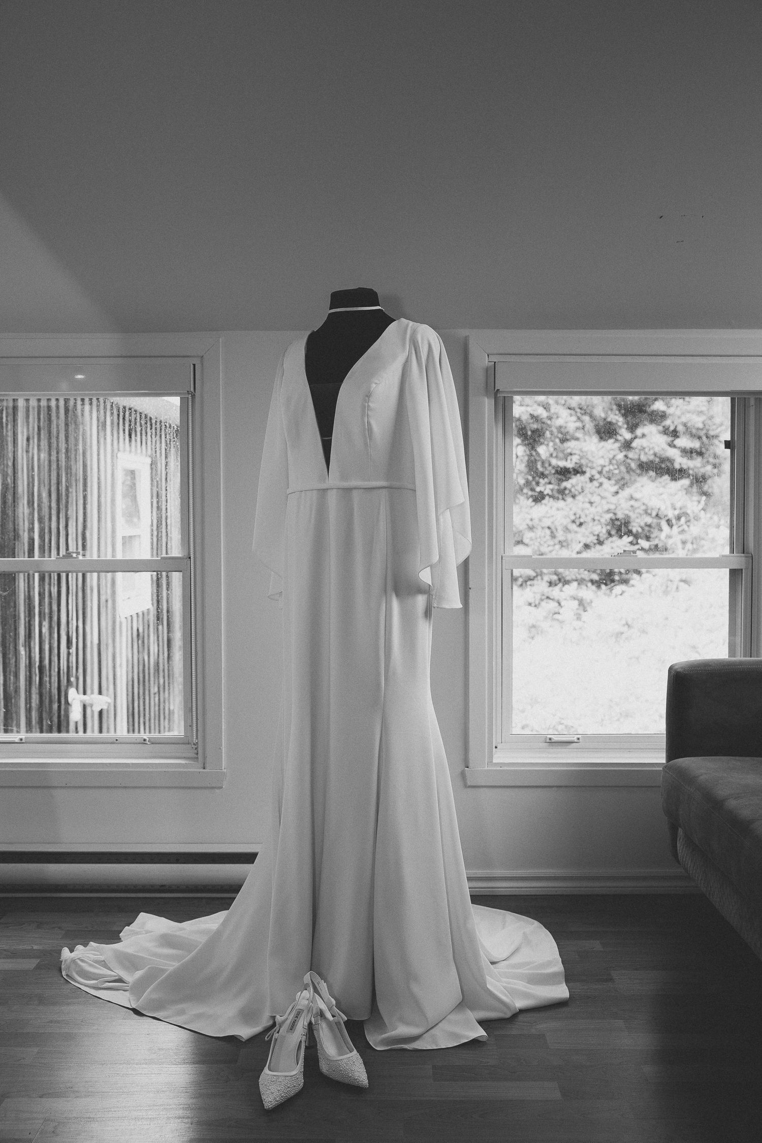 Noir et blanc, robe de marié sur un buste décoratif avec soulier