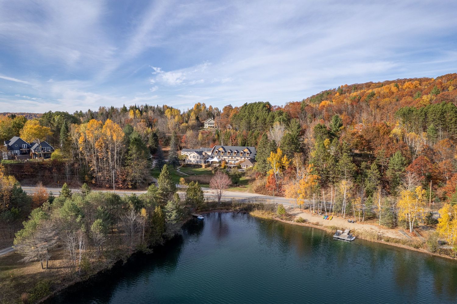 Photo par drône du Manoir Montpellier, Laurentides dans un paysage au couleur d'autonme