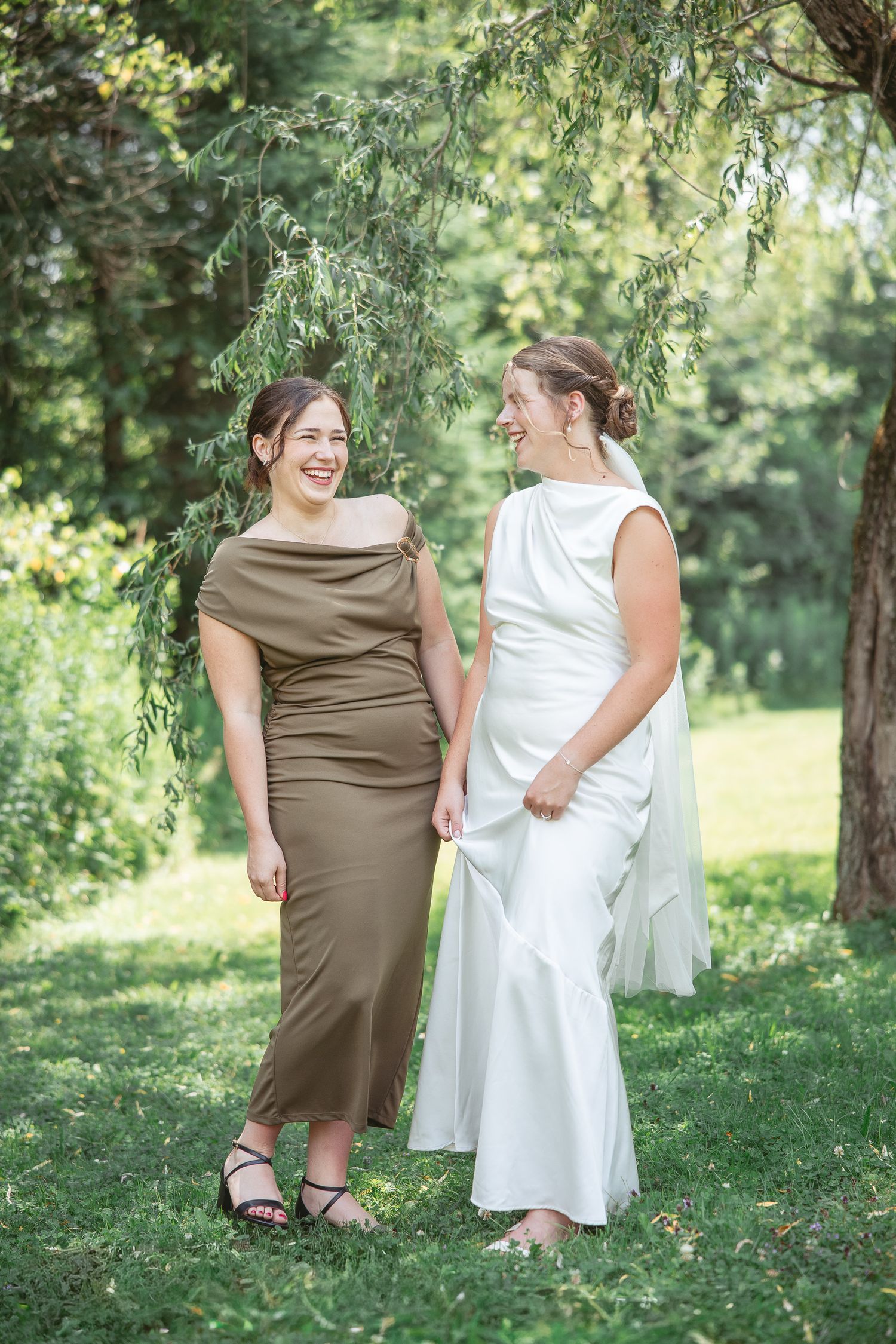 Moment joyeux partagé lors d'un mariage dans un jardin d’été, sous les arbres